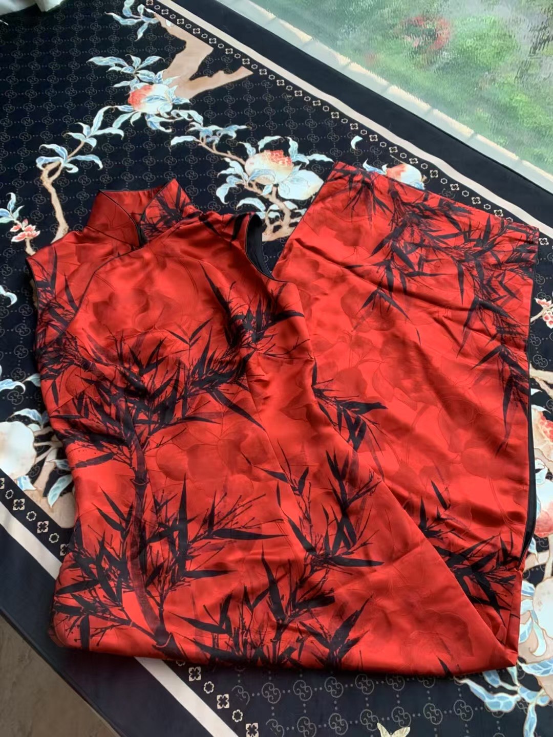 出售样衣 - 🎋 酒红暗花幽篁影 · 港工曳地长款无袖旗袍 | Sample Sale - 🎋 Crimson Brocade Shadow Bamboo · Hong Kong Atelier Floor-Length Qipao