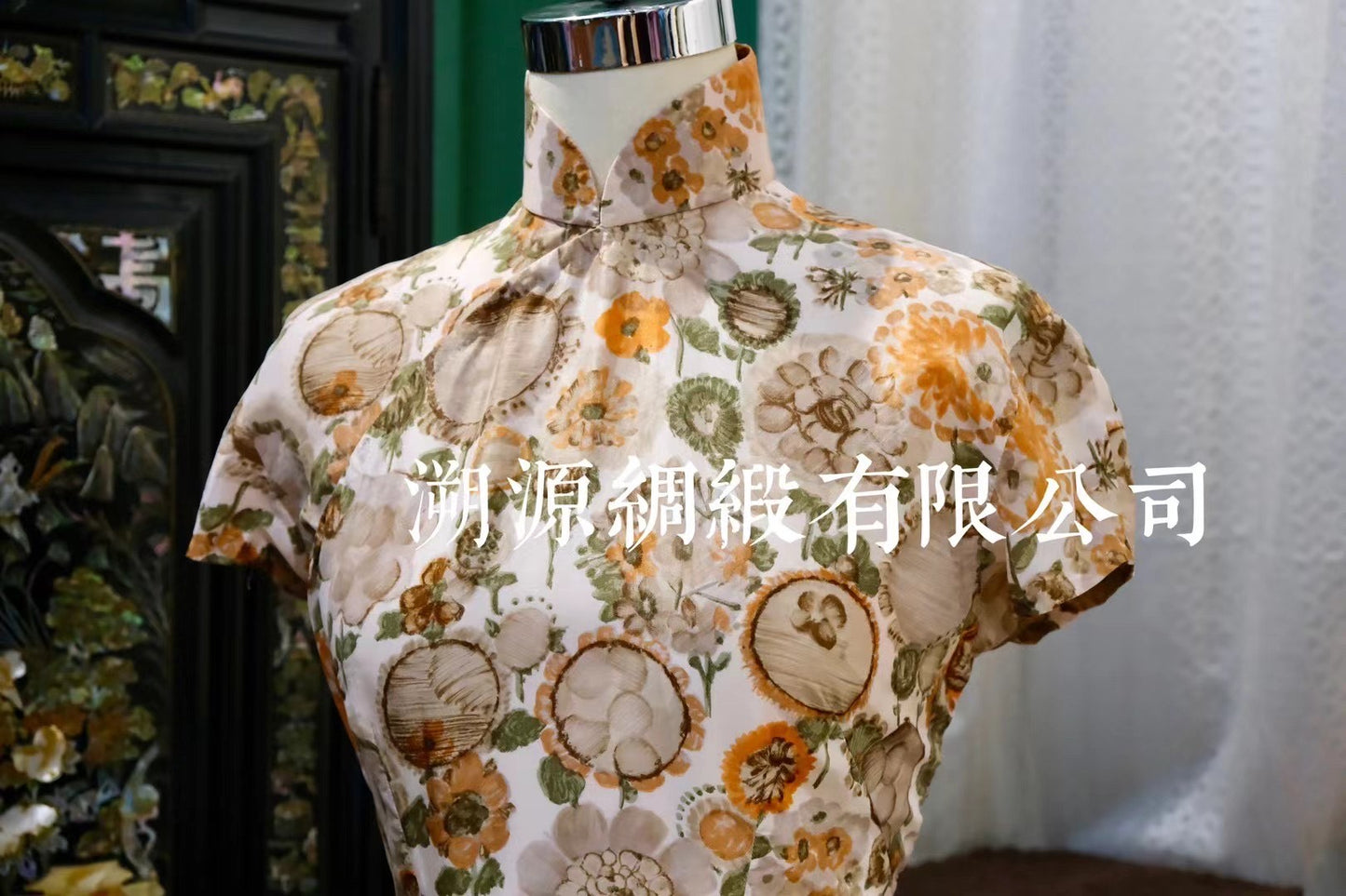 50年代 - 珍稀古董收藏:港式三角腰抽象水彩花卉十字袖旗袍 | 1950s - Rare Antique Collection: Hong Kong 'Triangle Waist' Abstract Watercolor Floral Qipao with Cross Sleeves