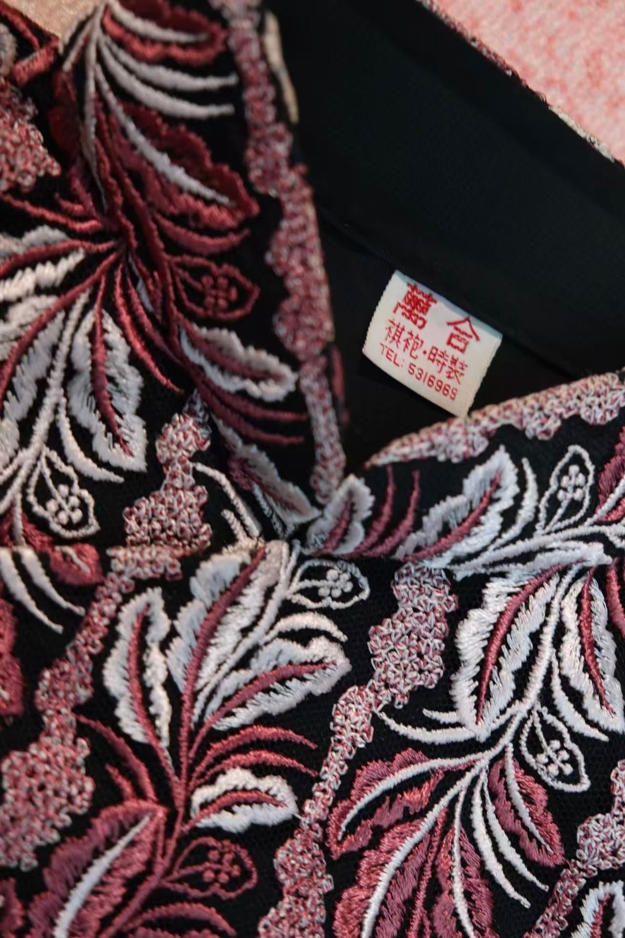 60年代 -【万合典藏】六十年代:摩登“笔蕾丝”机绣无袖旗袍——红白藤蔓图腾纹 | 1960s - "Wanhe Heritage" 60s Modernity: High-Fashion Machine-Embroidered Sleeveless Cheongsam – Red & White Vine Brocade Pattern