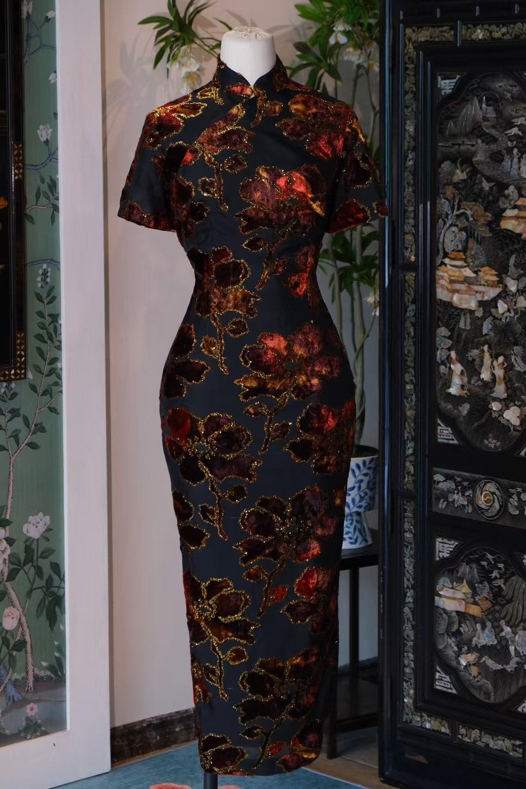 50年代 -【炽焰繁花·暮色幽韵·绒金绮梦旗袍】| 1950s -【Blazing Bloom · Twilight Serenade · Velvet Gold Fantasy Qipao】