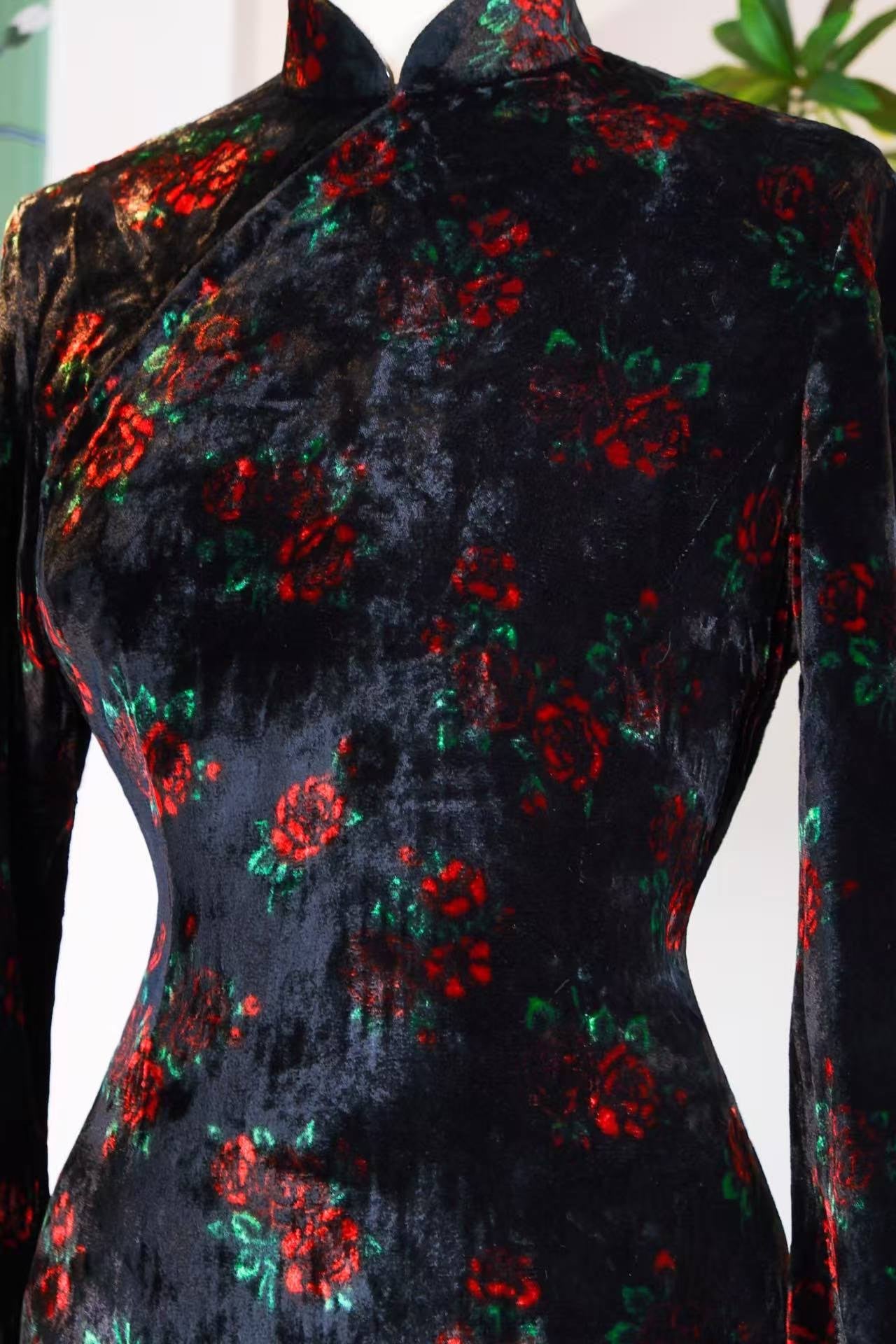 60年代 - 香港产黑天鹅绒古董玫瑰旗袍:织就时光的摩登诗学 | 1960s - Modern Poetics Woven in Time: A Vintage Hong Kong Black Velvet Rose Cheongsam