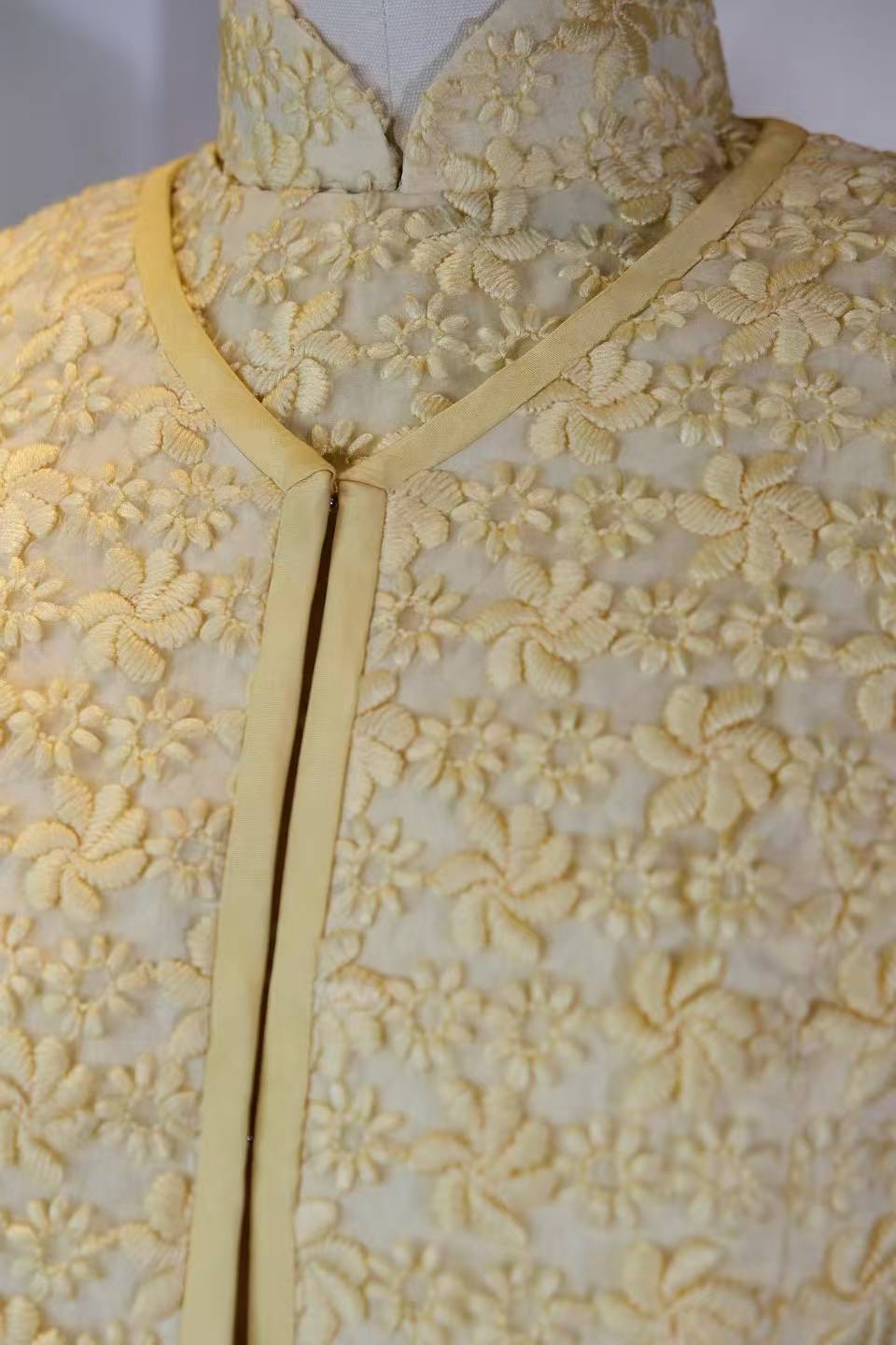 60年代 - 鹅黄凝香,蕾丝织梦:六十年代香港古董旗袍套装的艺术叙事_HL | 1960s - Goose-Yellow Fragrance, Lace-Woven Dreams: The Artistic Narrative of a 1960s Hong Kong Antique Qipao Suit_HL