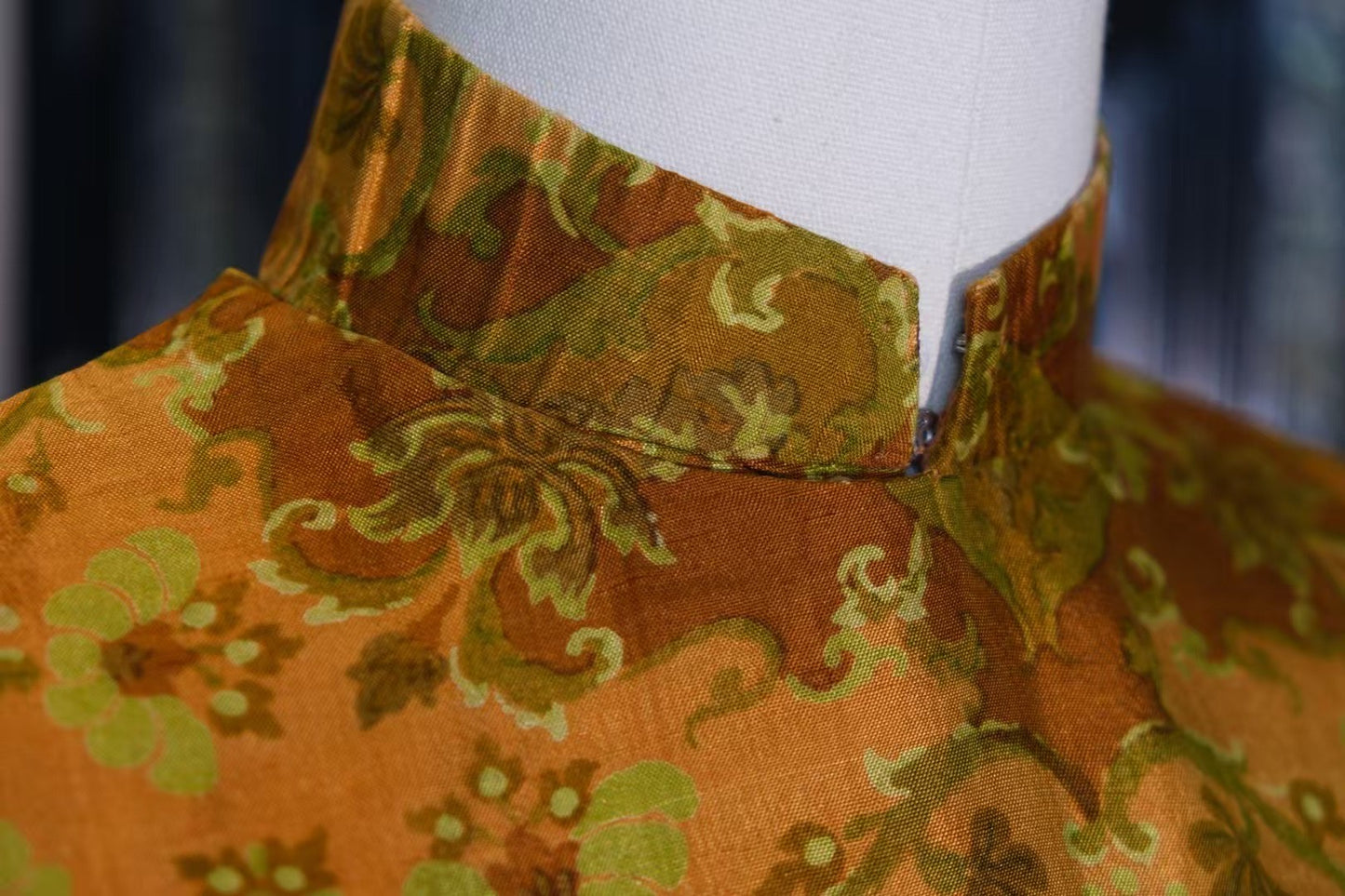 60年代 - 异域贵族情调:六十年代焦橙与橄榄绿提花古董旗袍礼服 | 1960s - Exotic Aristocratic Flair: 1960s Tangerine and Olive Green Brocade Antique Cheongsam Gown