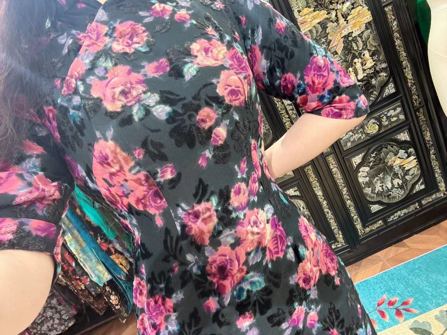 60年代 - 伯爵玫瑰的暗夜咏叹:Vintage 60s 烧花丝绒古董港袍 | 1960s - The Midnight Aria of Earl Roses: Vintage 60s Devoré Velvet Antique Qipao