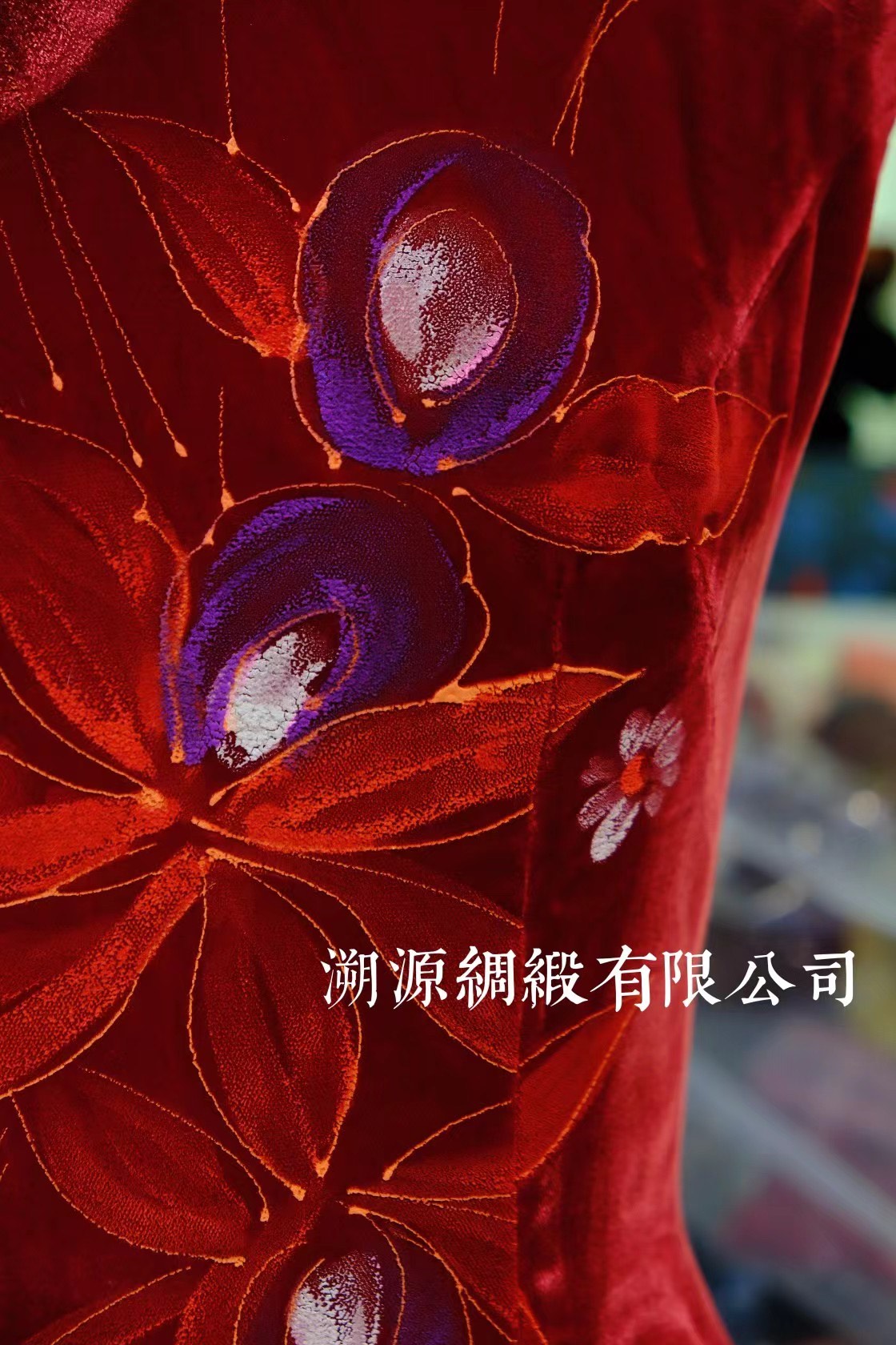 60年代 - 港式大红丝绒 手绘/烫印抽象花卉 无袖中长款 古董旗袍:【丝绒红颜】| 1960s- ong Kong Style Bright Red Velvet Hand-Painted/Printed Abstract Floral Sleeveless Mid-Length Antique Qipao: "Velvet Red Charm"