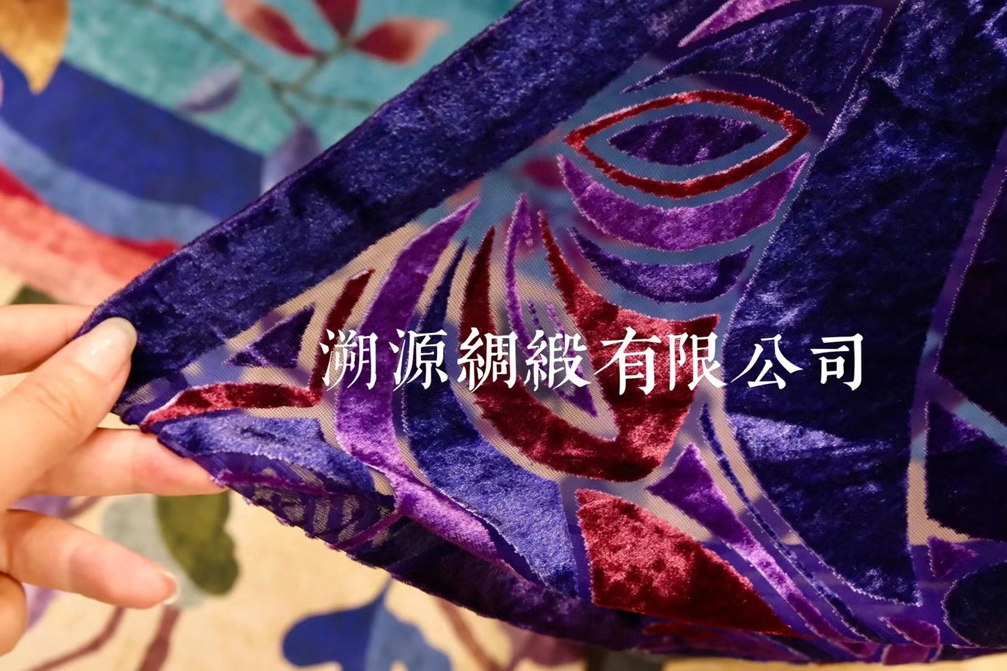 高定成衣 - 幽蓝之境·烂花丝绒几何图腾旗袍 | Luxury Ready-to-Wear (RTW) - Realm of Deep Blue: Devoré Velvet Geometric Totem Qipao