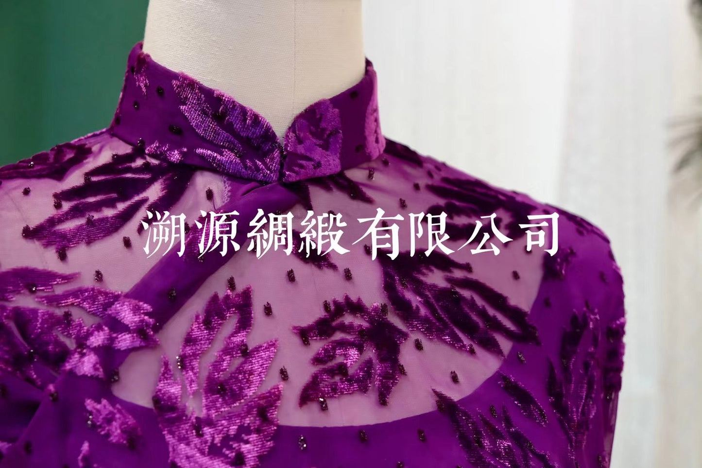 60年代 - 华丽珍藏:齐紫地烧花丝绒织银挖胸无袖港式旗袍 | 1960s - Luxury Vintage: Imperial Purple Velvet Burnout Sheer-Yoke Sleeveless Hong Kong Qipao