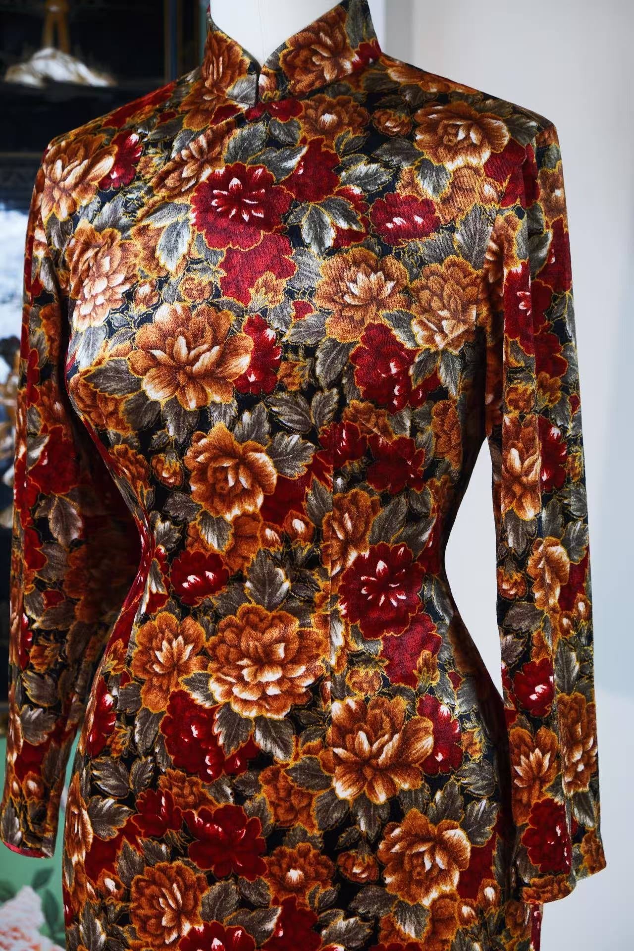 60年代 - 六十年代台湾金丝绒手绘旗袍:金笔勾丹青,花影锁流年 | 1960s - The Gilded Brush and the Velvet Bloom: A 1960s Taiwanese Hand-Painted Gold Velvet Cheongsam