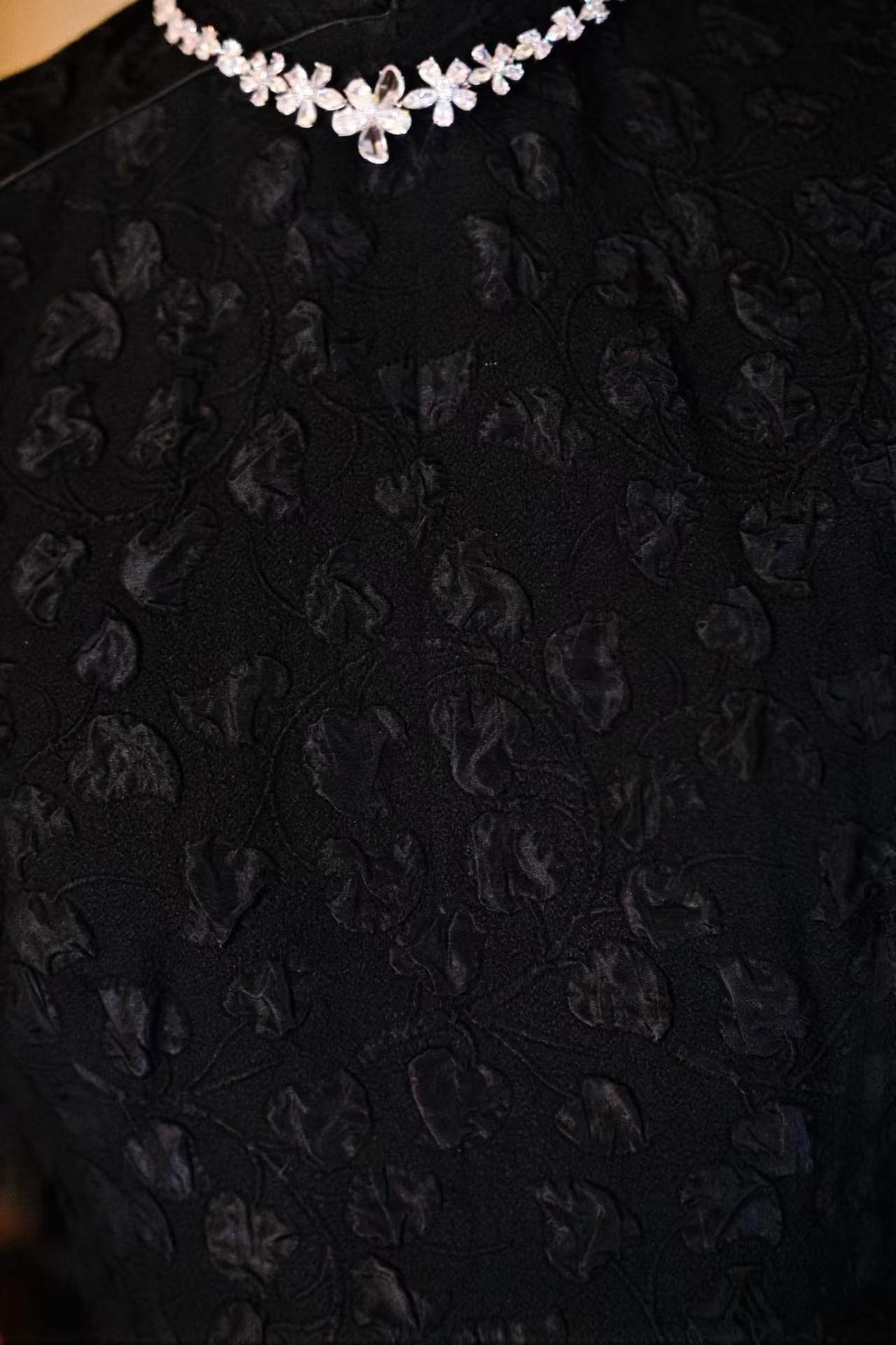 50年代 - 暗夜繁花:纯黑泡泡绉里的神秘独白 | 1950s - Midnight Blossoms: A Cryptic Monologue Rendered on Pure Black Seersucker
