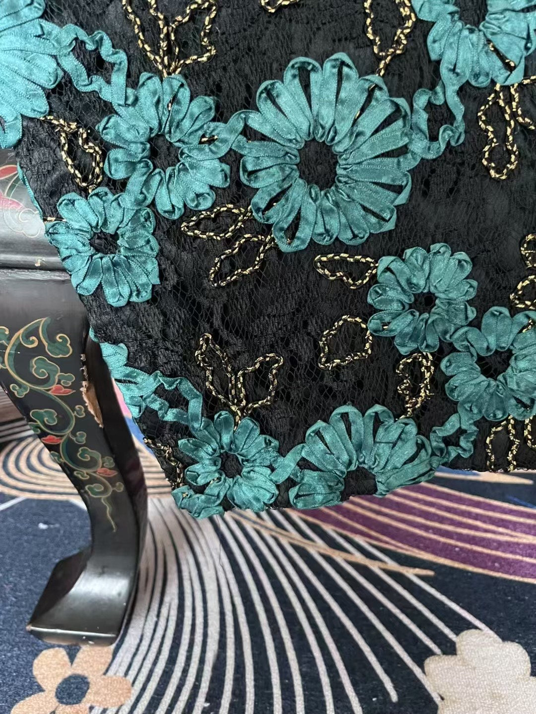 60年代 - 【夜色鎏金 • 孔雀绿丝带立体花卉刺绣无袖旗袍】 | 1960s - “Midnight Gilt” - Sleeveless Qipao with Peacock Green Ribbon Appliqué and Gold Chain Embroidery on Black Lace.