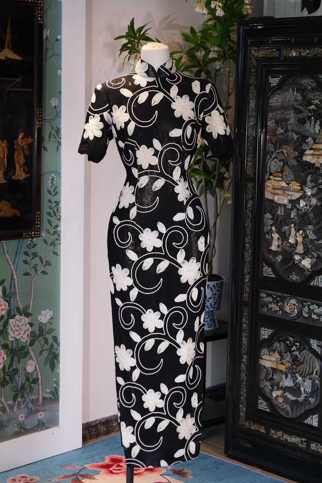 60年代- 《夜宴流光:黑金藤蔓缠枝花》| 1960s - "The Midnight Bloom: Ebony Vine and Golden Flower Cheongsam"