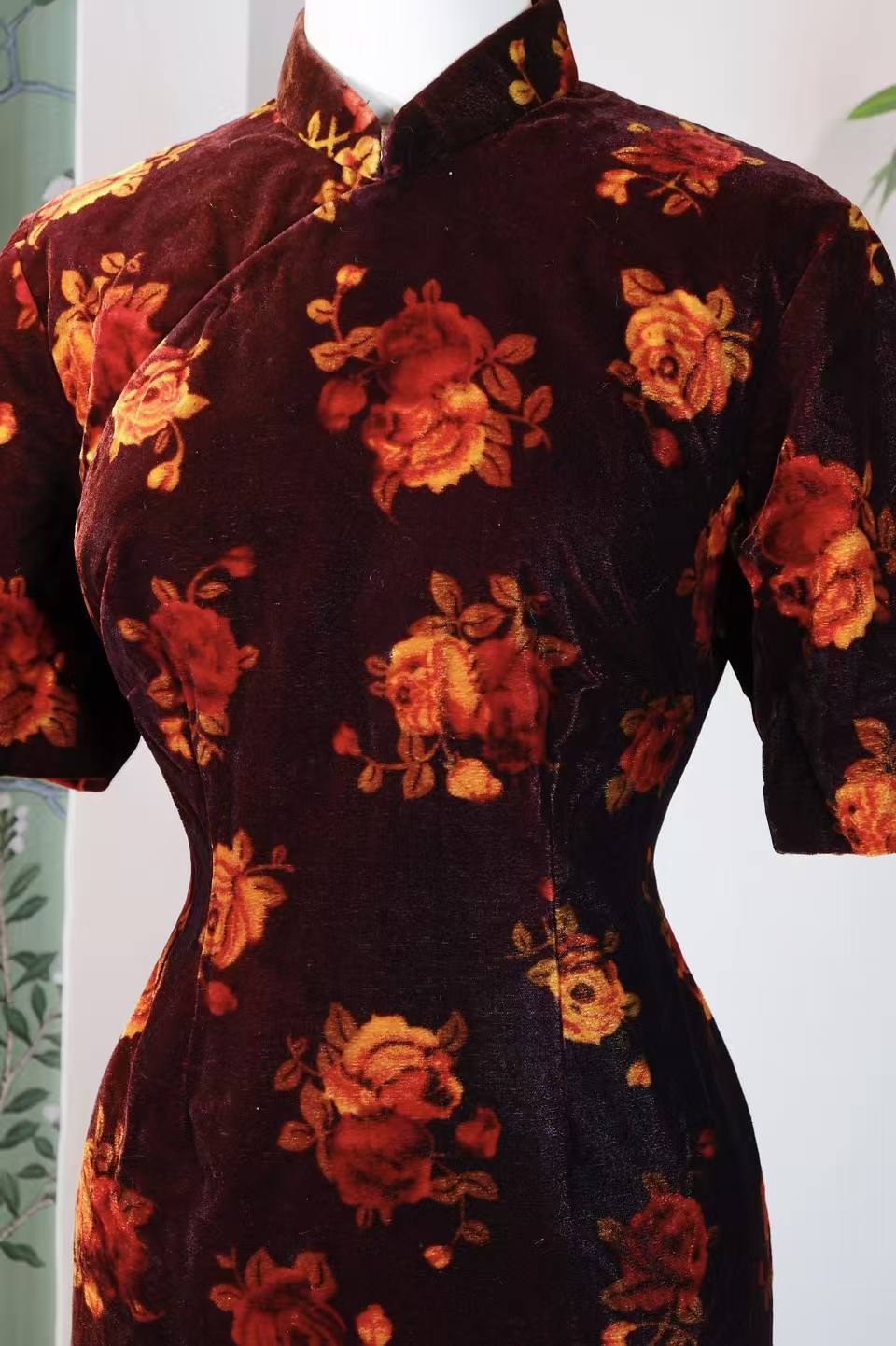 50年代 - 五十年代丝绒印花旗袍:岁月织就的东方诗篇| 1950s - 1950s Floral Velvet Qipao: An Oriental Poem Woven by Time