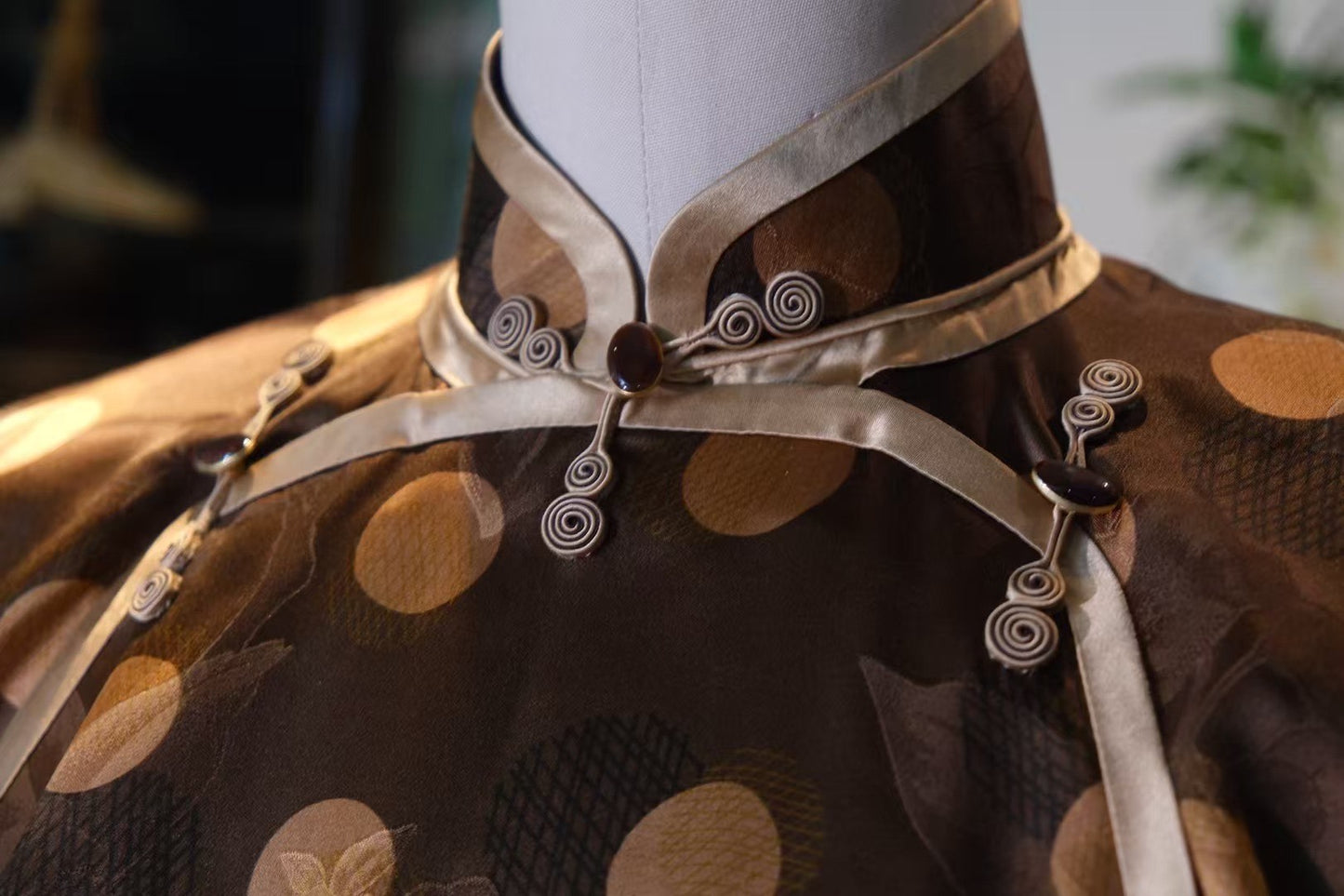 出售样衣 -《摩登茶韵·36姆米重缎牡丹提花波点香云纱旗袍》| Sample Sale -《Modern Tea Ripple·The Polka Dot Qipao in 36 Momme Heavy Satin Peony Jacquard Mud Silk》