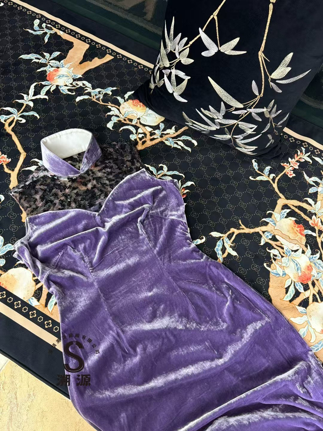 客订结缘 - 曜紫夜魅 | 意大利Ruffo Coli高定法绣双层蕾丝拼接进口真丝天鹅绒曳地港式旗袍 | Customized Design - Violet Nocturne | Italian Ruffo Coli Couture French Embroidered Double-Layer Lace and Imported Silk Velvet Hong Kong Style Qipao Gown