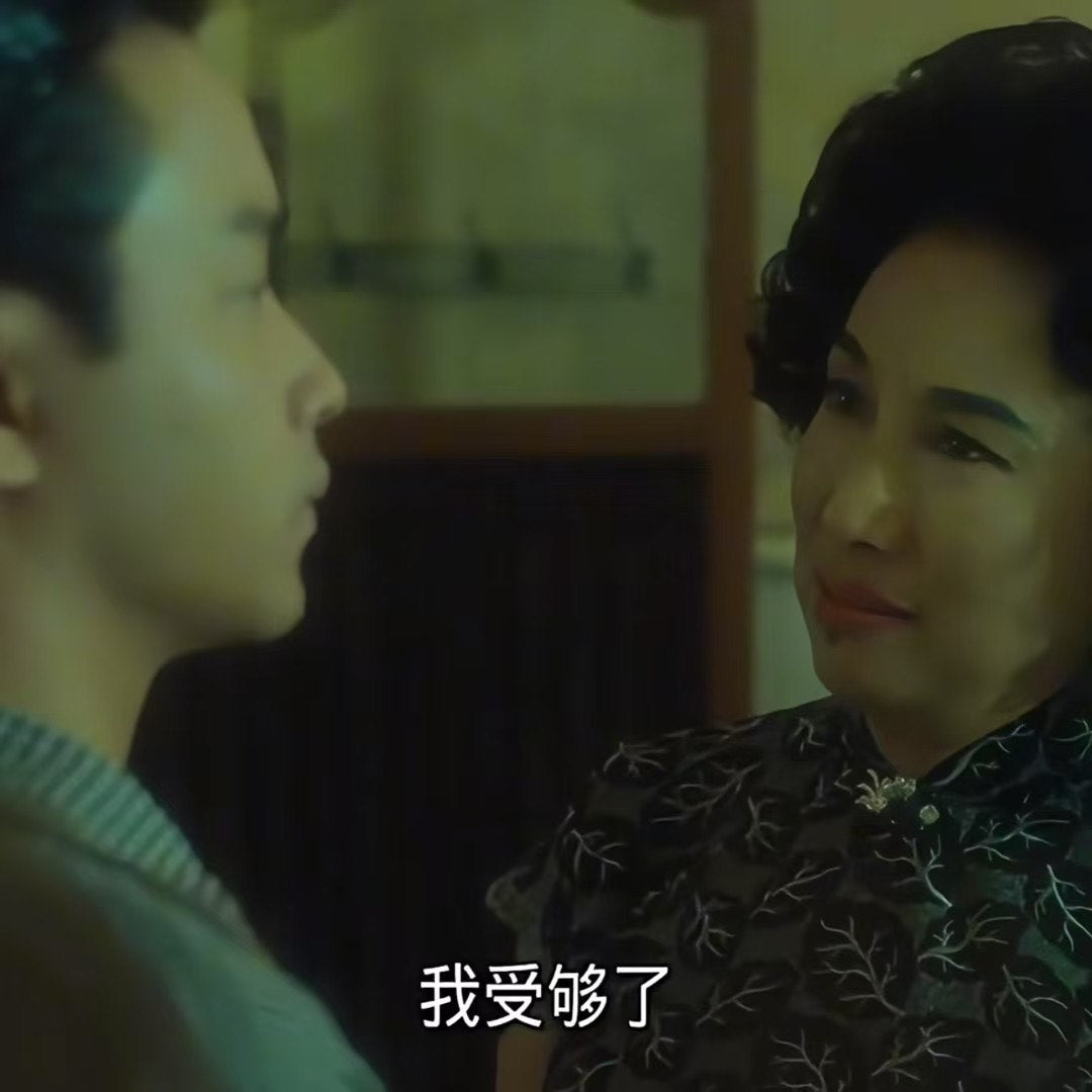 60年代 - 旧日风华:Vintage 潘迪华女士《阿飞正传》戏服同款红底枯叶纹古董旗袍 / 1960s - Echoes of Cinema: Vintage 'Days of Being Wild' Pan Di Hua Costume-Identical Red Maple Leaf Antique Cheongsam