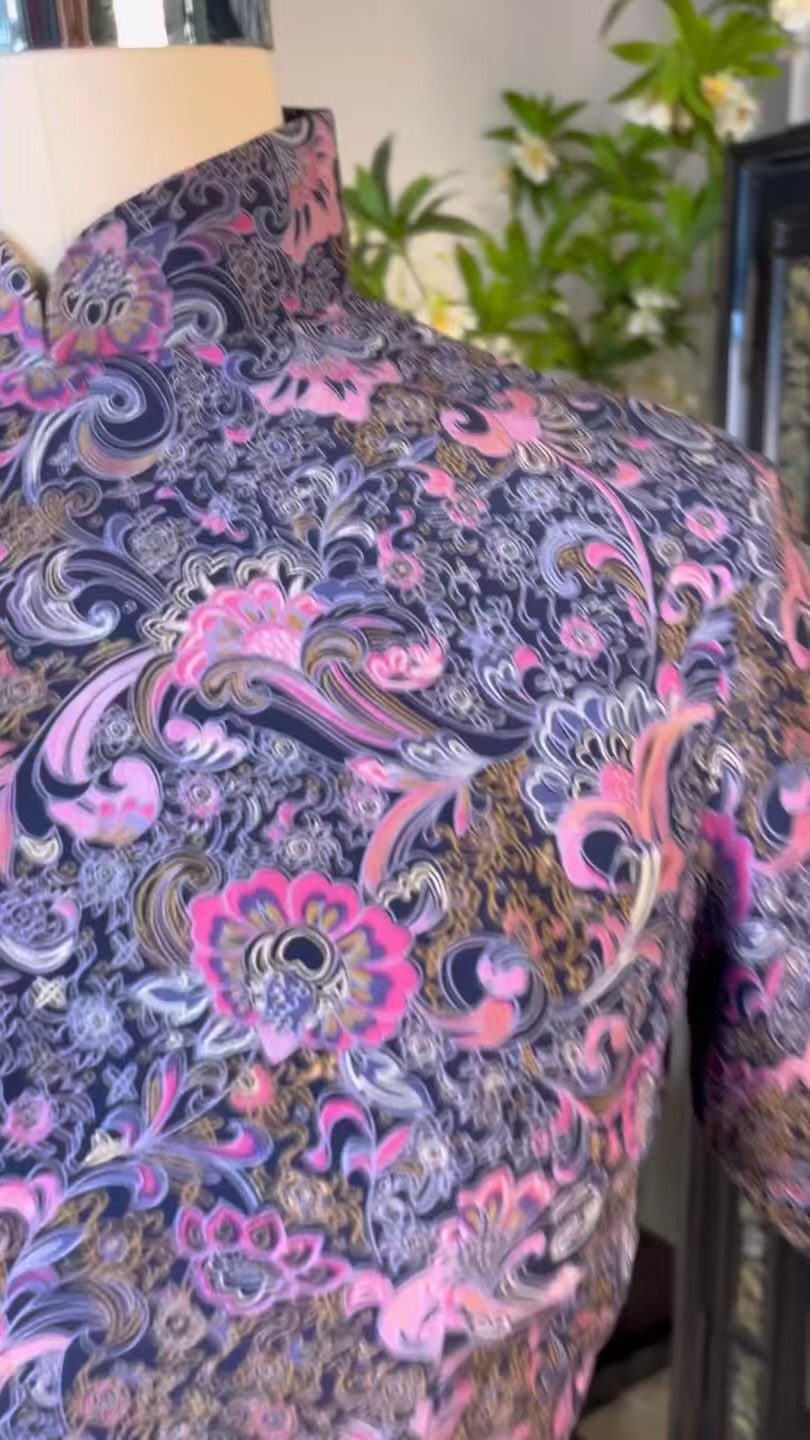 60年代 - 紫罗兰梦境 · 佩斯利涡纹:六十年代华丽复古 · 靛紫色调短袖修身印花旗袍 | 1960s - Violet Dreamscape · Paisley Swirl: 1960s Glamorous Retro · Indigo and Purple Tone Short-Sleeve Slim Print Qipao