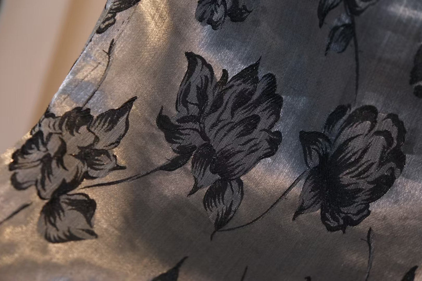 60年代 - 墨影浮光·幽兰曳尾银梭织短旗袍 | 1960s - Ink Shadow Floating Light · Phantom Orchid Trailing Silver Shuttle-Woven Qipao