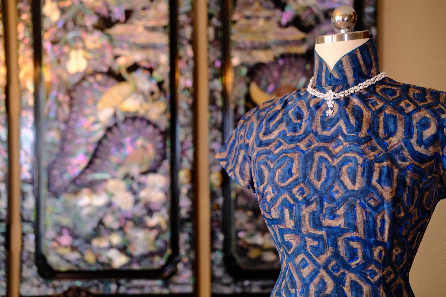 50年代 - 蓝金迷宫:油画真丝上的五十年代摩登 | 1950s - Blue-Gold Labyrinth: 1950s Modernism Rendered in Oil-Painting Silk