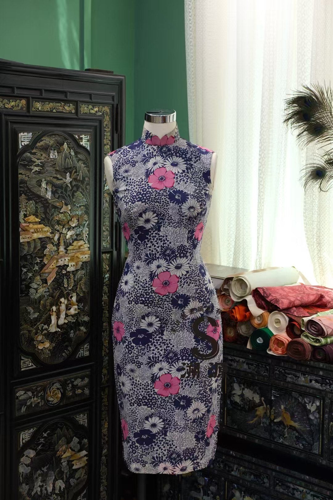 60年代 - 波普迷宫:紫藤粉菊密集印花无袖短款旗袍 | 1960s - Pop Art Maze: Wisteria & Pink Chrysanthemum Dense Print Sleeveless Short Qipao