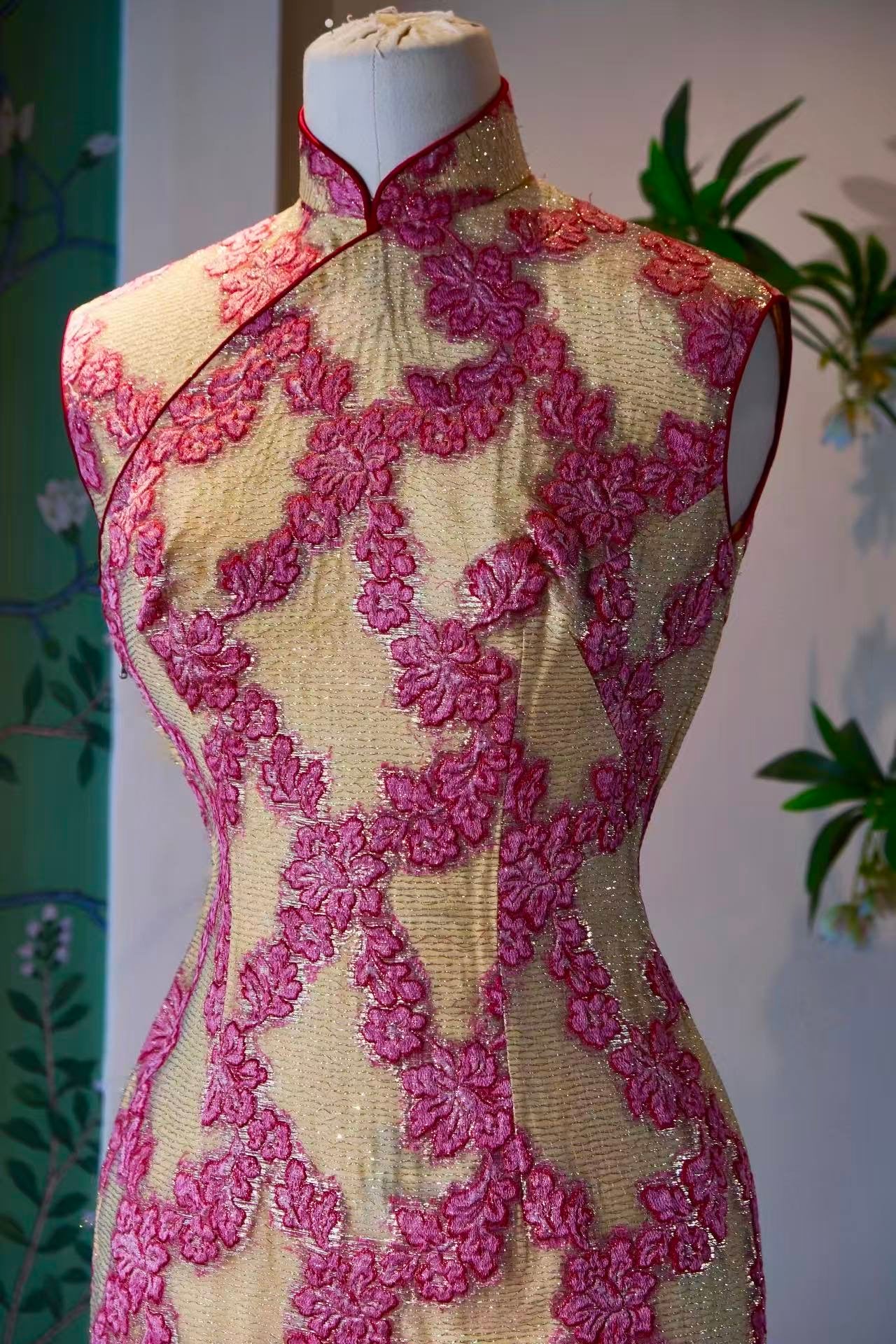 60年代 - 香槟金绯红金属刺绣蕾丝线香绲古董港式旗袍 | 1960s - A Vintage 1960s Hong Kong Cheongsam with Champagne Gold Metallic Embroidery and Scarlet Lace