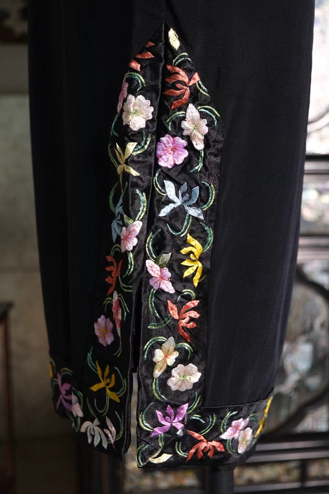 50年代 - 墨色莊重・彩色蘇繡・絲絨寬绲・立體三角腰精品老旗袍 / 1950s - Solemn Ink - Vibrant Suzhou Embroidery - Wide Velvet Trim - Structured Triangle Waist Antique Qipao