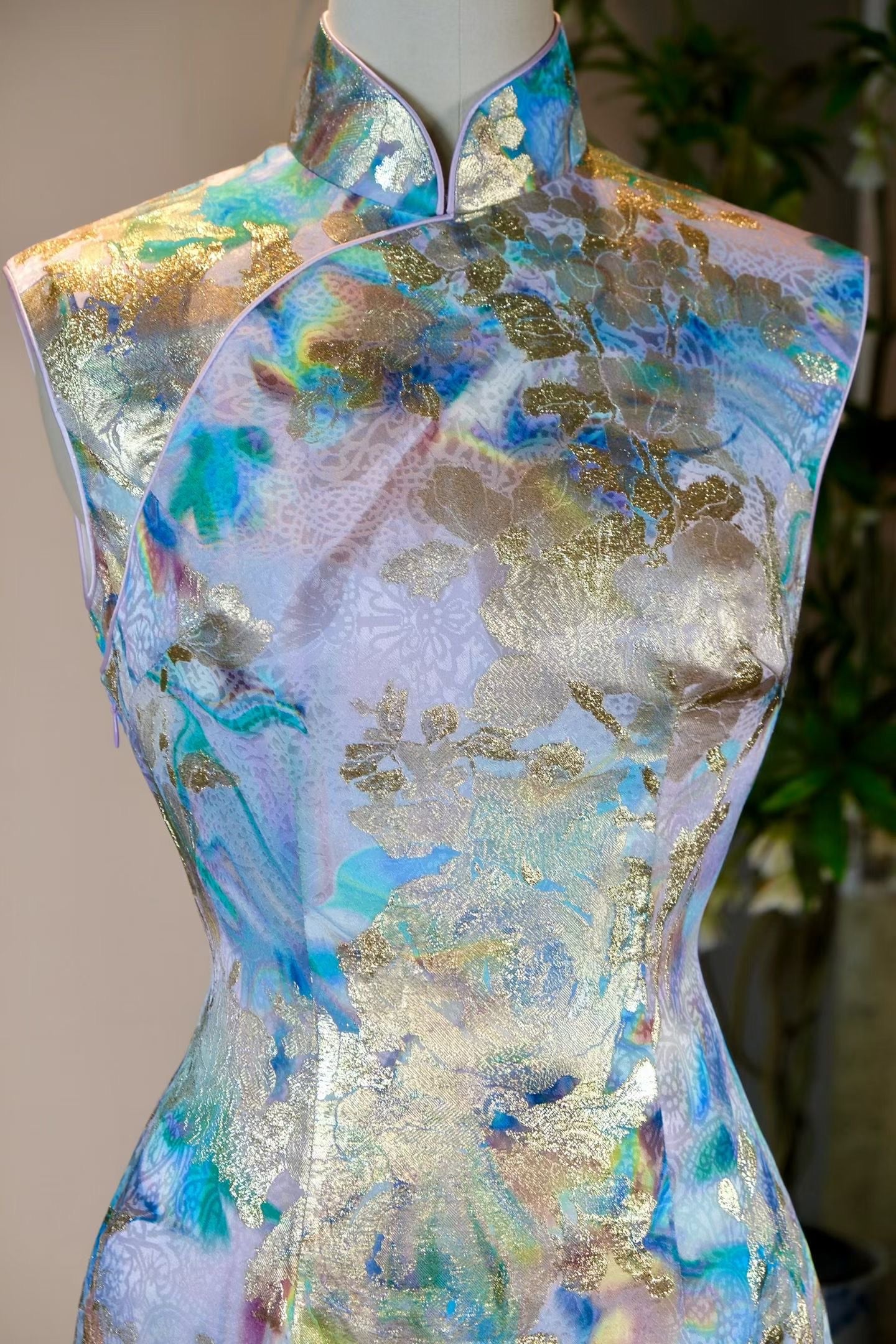 客定结缘 -《锦绣流年·幻境霓裳》:当代艺术主义下的私享定制——Ruffo Coli 金缕幻彩真丝旗袍 | Customized Design - "Splendid Years · Ethereal Raiment": A Masterpiece of Contemporary Artistic Bespoke — Ruffo Coli Gold-Woven Multichrome Silk Qipao