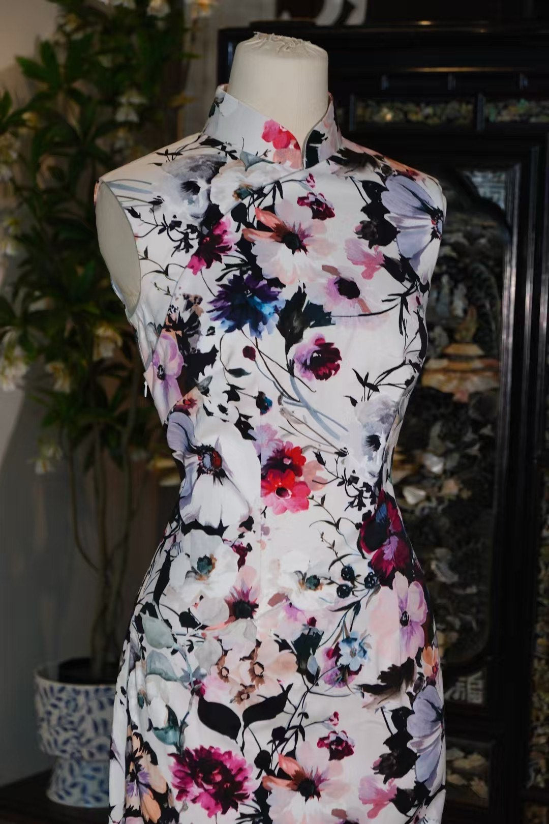 客订结缘 - 《夜色漫舞:水漾繁花倾城曲》| Customized Design - "The Watercolour Bloom: Night Garden Gala Qipao"