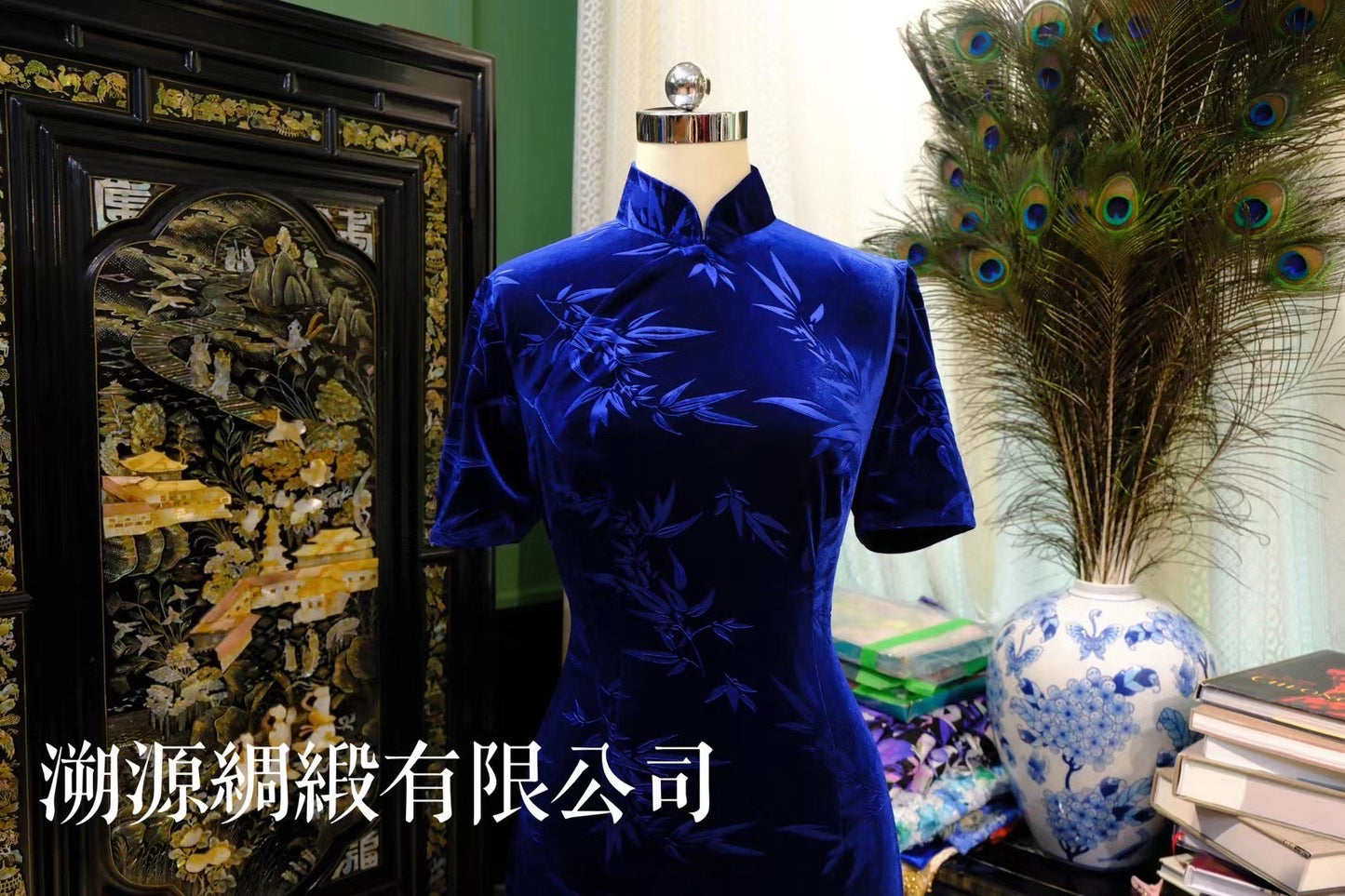客定结缘 - 藏青竹影:宝蓝色丝绒复古旗袍 | Customized Design - Sapphire Serenity: Royal Blue Velvet Bamboo Qipao