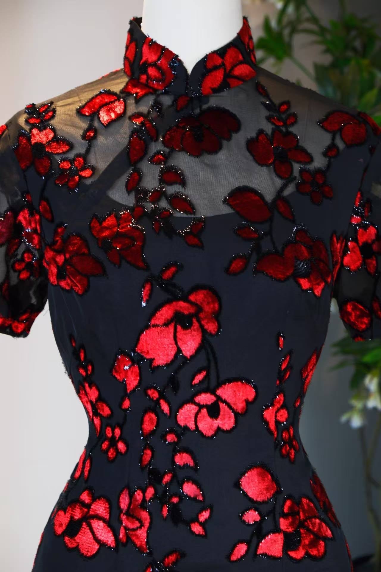 50年代 - 暗夜红莲·五十年代香港制黑金丝烧花丝绒镂空挖胸古董旗袍 | 1950s - Dark Night Red Lotus: A 1950s Hong Kong Vintage Burnout Velvet Cheongsam with Black Metallic Thread and Keyhole Cutout
