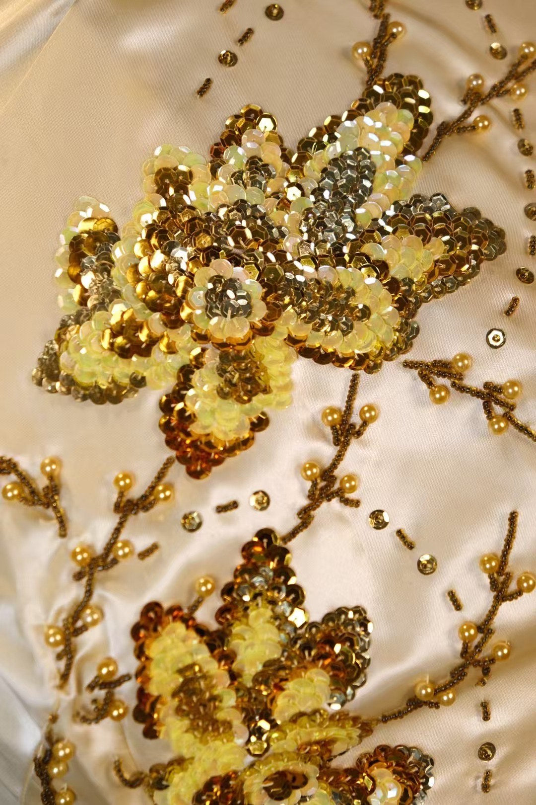 60年代 -「月黄昏」金珠刺绣真丝旗袍 | 1960s - "Moonlight Dusk" Gold Bead Embroidered Silk Qipao