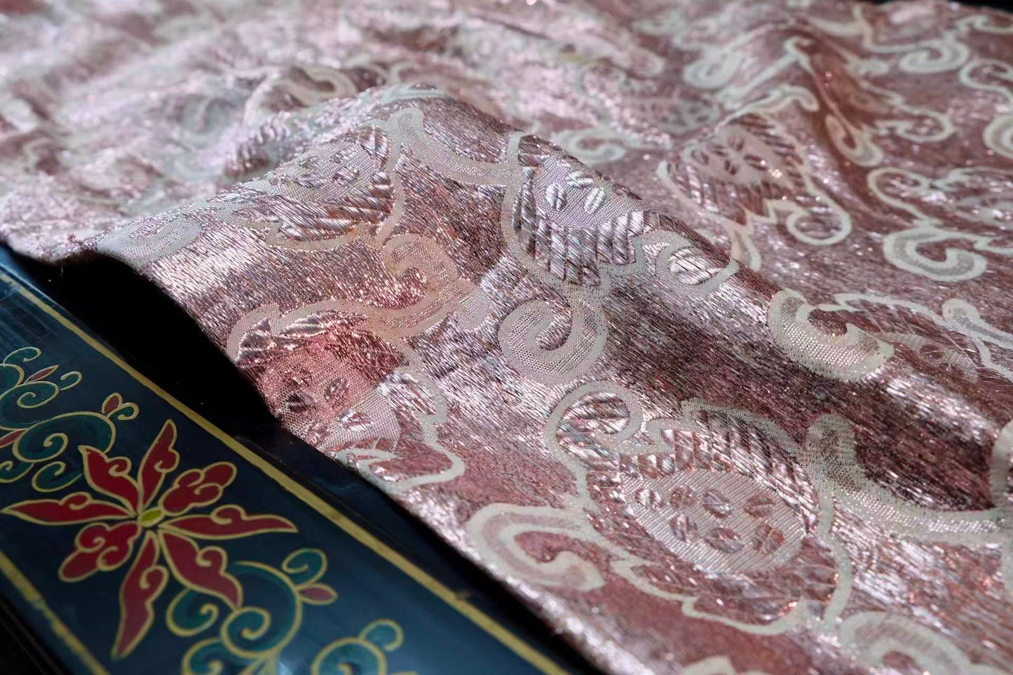 60年代 - 树莓织金佩斯利旗袍:六十年代东西方文明的跨时空对话 | 1960s - The Raspberry Gold-Brocade Paisley Qipao: A 1960s Dialogue Between East and West