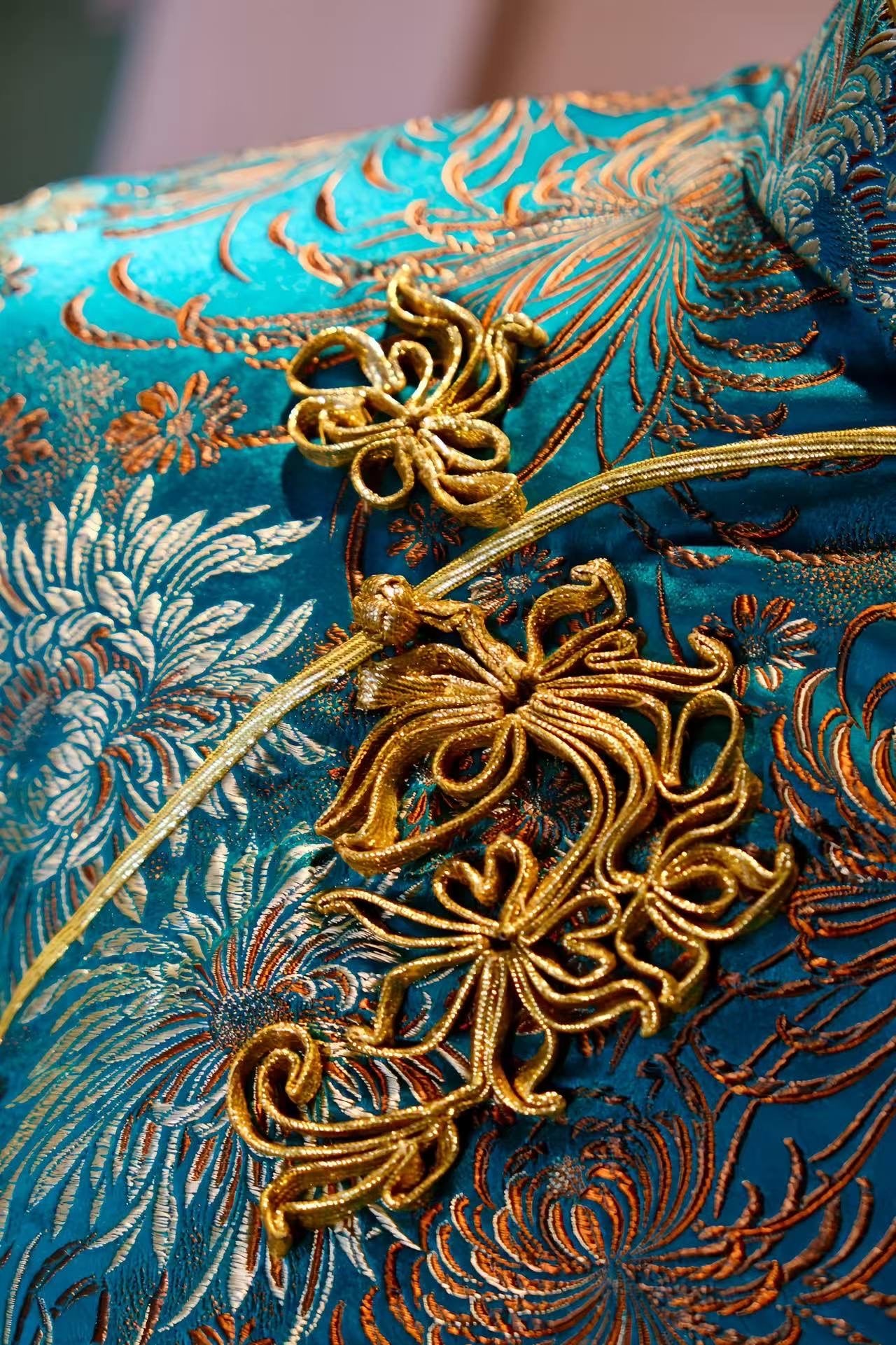 60年代 - 香港提花织锦缎嵌丝硬花扣古董旗袍 | 1960s - A Vintage 1960s Hong Kong Cheongsam in Brocade Jacquard with Fitted Hard Buttons