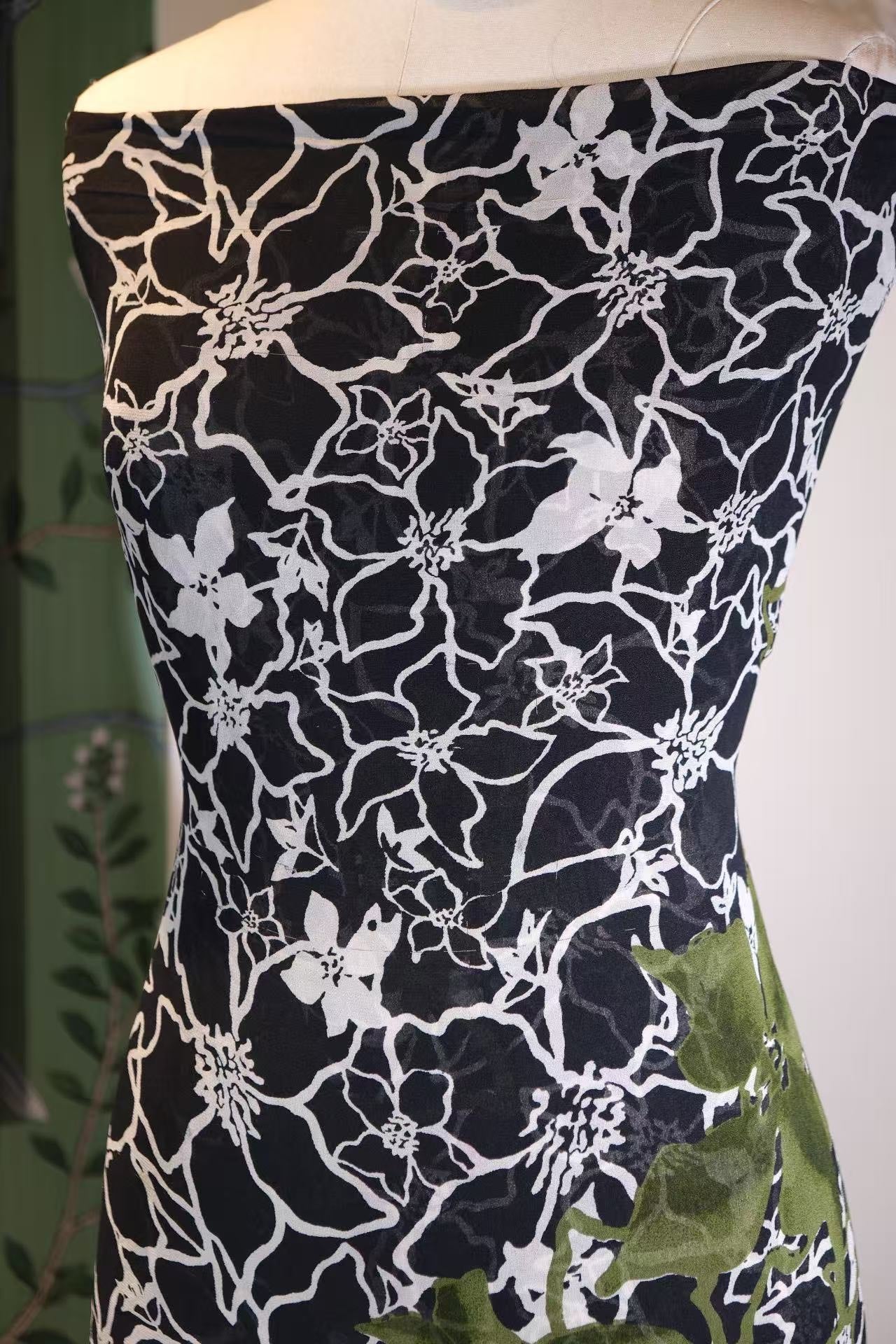 布料名 -《暗夜微光:从繁花古堡到青苔密林的真丝奇遇》| Fabric Name - Night Glimmer: A Silk Odyssey from Blossom Castles to Mossy Forest Depths