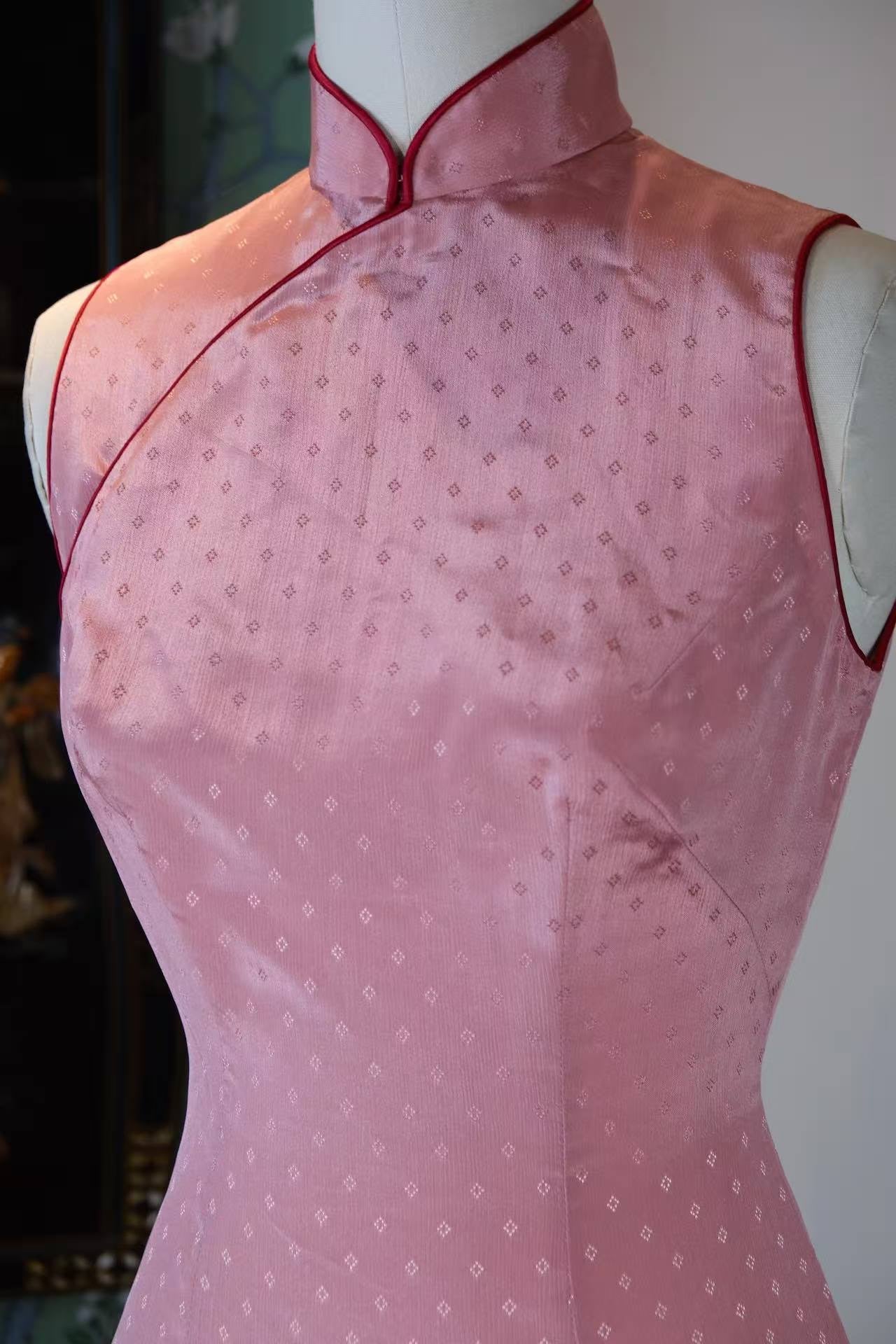 50年代 - 粉缎生辉:提花菱纹与线香绲里的流年叙事 | 1950s - Pink Satin Radiance: Jacquard Stars and the "Incense-Stick" Piping of a Bygone Era