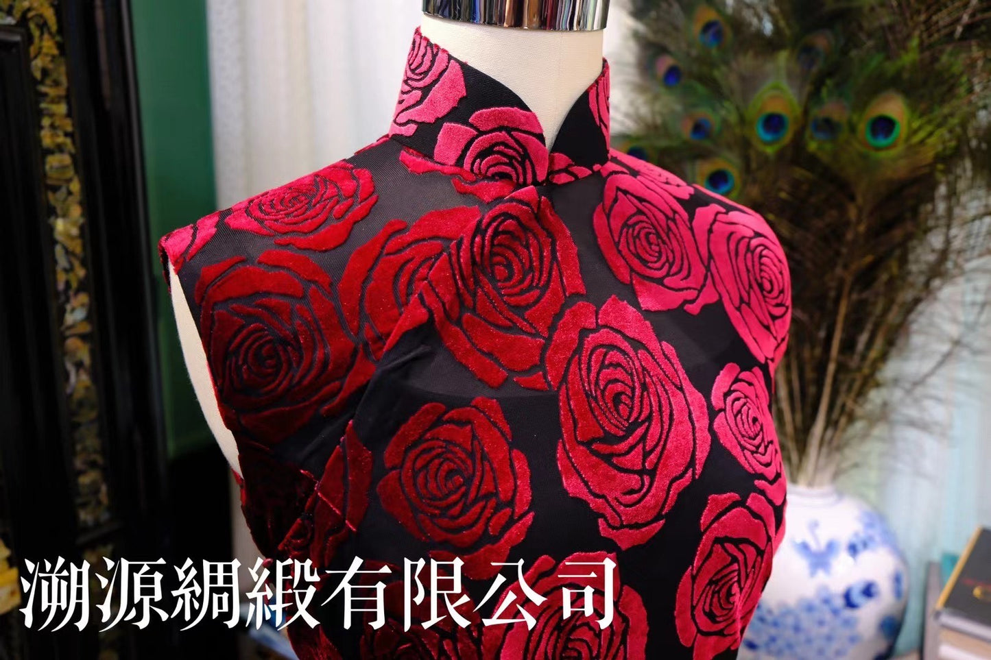 客定结缘 - 暗夜烈焰:红丝绒玫瑰无袖旗袍 | Customized Design - Midnight Inferno: Red Velvet Rose Sleeveless Qipao
