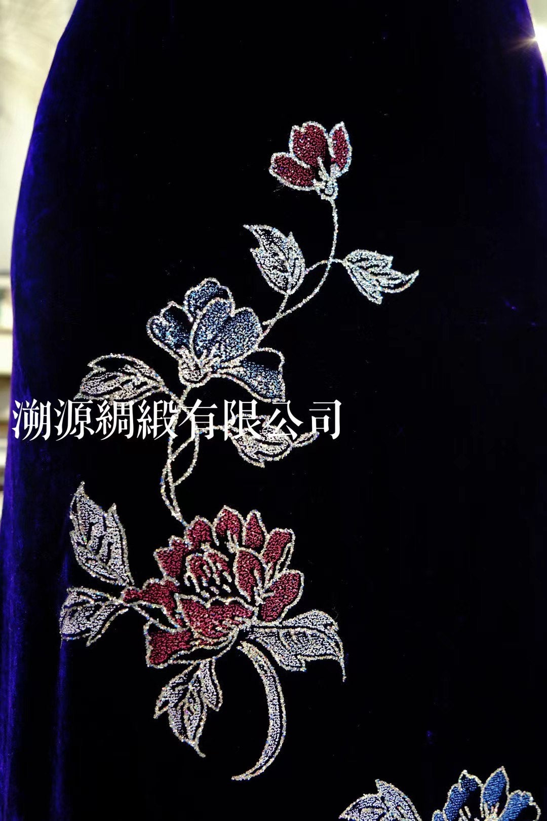 70年代 - 港风深紫色天鹅绒波浪琵琶襟手工盘扣烫金花卉古董旗袍:【紫夜幽兰】| 1970s - Hong Kong Style Dark Purple Velvet Wavy Pipa Placket Hand-Knot Button Gold-Foil Floral Antique Qipao: "Midnight Orchid"