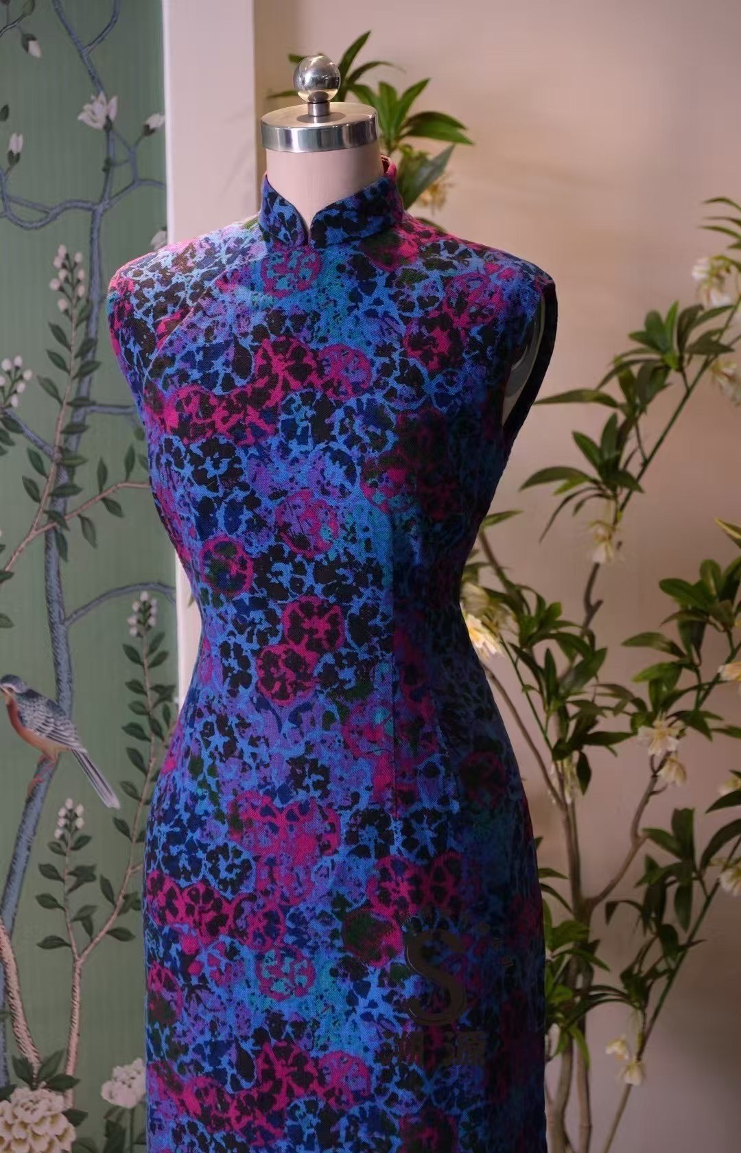 60年代 - 星云幻境 · 蓝紫交响:六十年代迷幻风潮 · 电光蓝与玫红色抽象印花修身无袖旗袍 | 1960s - Nebula Illusion · Blue-Violet Symphony: 1960s Psychedelic Trend · Electric Blue and Fuchsia Abstract Print Slim Sleeveless Qipao