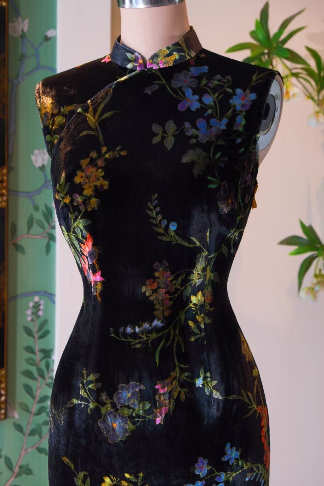 客定结缘 - 暗夜浮光·Ruffo coli 高定无袖印花真丝绒旗袍(洛可可花园主题)| Customized Design - The Night Bloom: Ruffo coli Haute Couture Sleeveless Qipao in Printed Silk Velvet (Rococo Garden Motif)