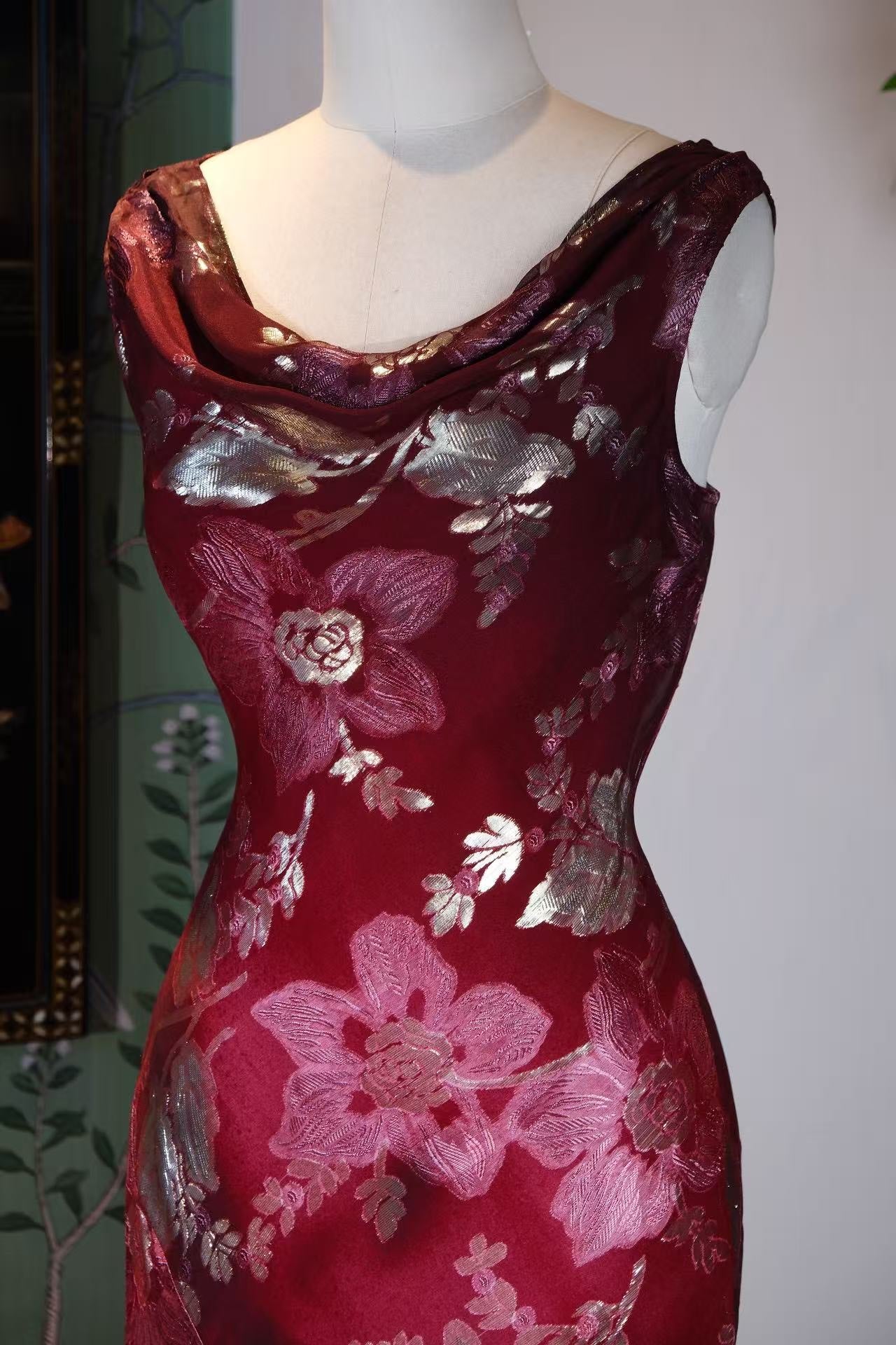 客订结缘 -《浮光》——金丝提花重磅真丝荡领无袖高定鱼尾礼服长裙 | Customized Design - "Liquid Radiance" —— Bespoke Cowl-Neck Evening Gown in Golden-Thread Silk Jacquard
