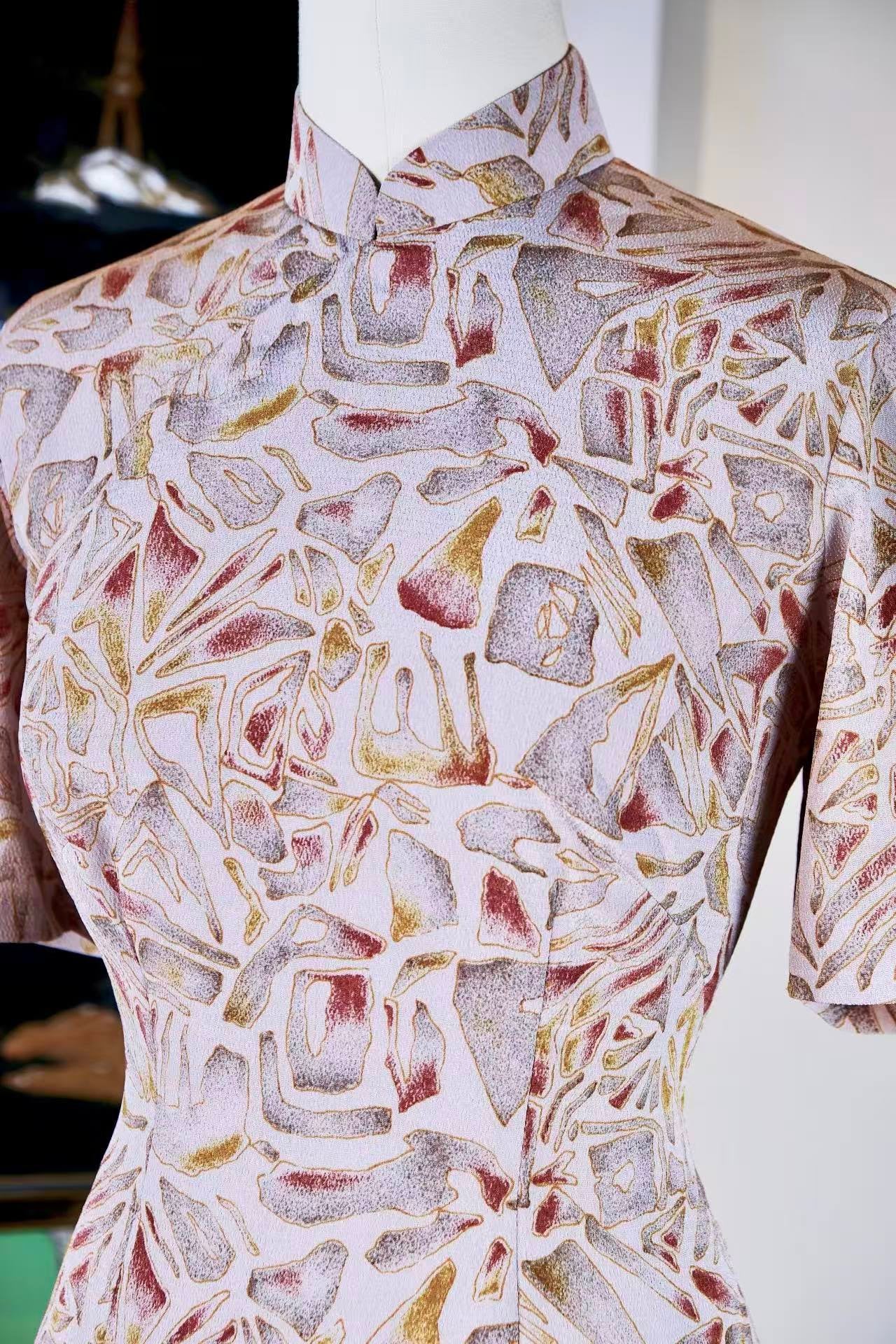 60年代 - 六十年代台湾风华:肌理绉纱“破碎琉璃”抽象几何印花古董旗袍 — 战后华人服饰的现代性实验与身体诗学 | 1960s - 1960s Taiwan Elegance: A Vintage Textured Crepe Cheongsam with "Shattered Stained-Glass" Abstract Geometric Print — A Specimen of Post-War Modernist Experimentation and Bodily Poetics