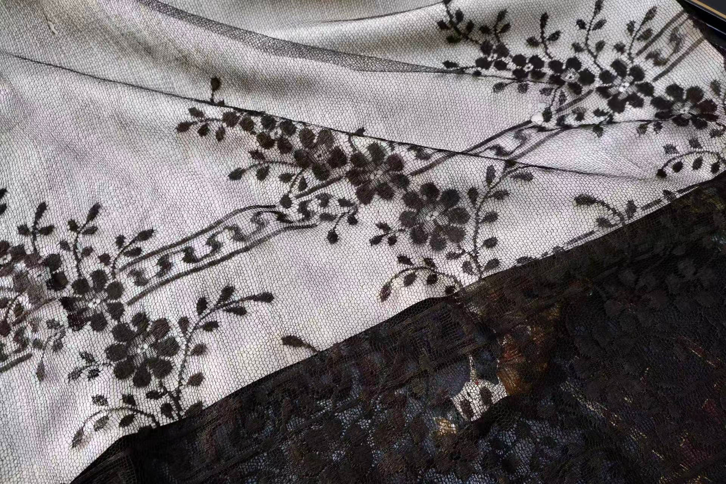 20年代 - 二十世紀 20 年代新藝術風格燒花絲絨上衣配手工法國蕾絲筒裙套裝 | 1920s - 1920s Art Nouveau Devoré Velvet Top and Handmade French Lace Column Skirt Set