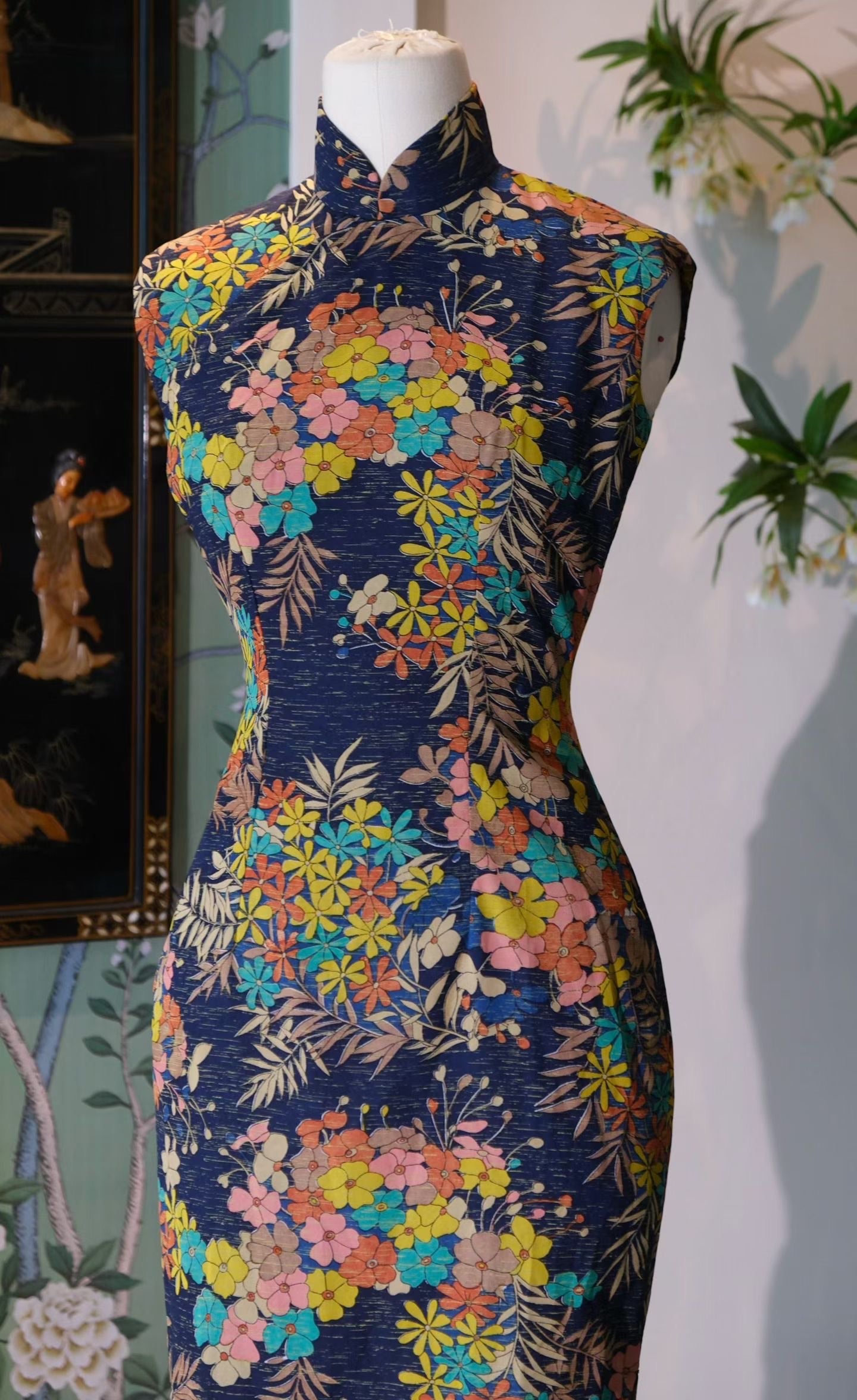 60年代 - 「靛蓝春晓」:上世纪六十年代手工印染多色繁花曳地台湾产古董旗袍 / 1960s - "Indigo Spring Dawn": A Rare 1960s Hand-Printed Multi-Colour Floral Floor-Length Vintage Taiwanese Qipao