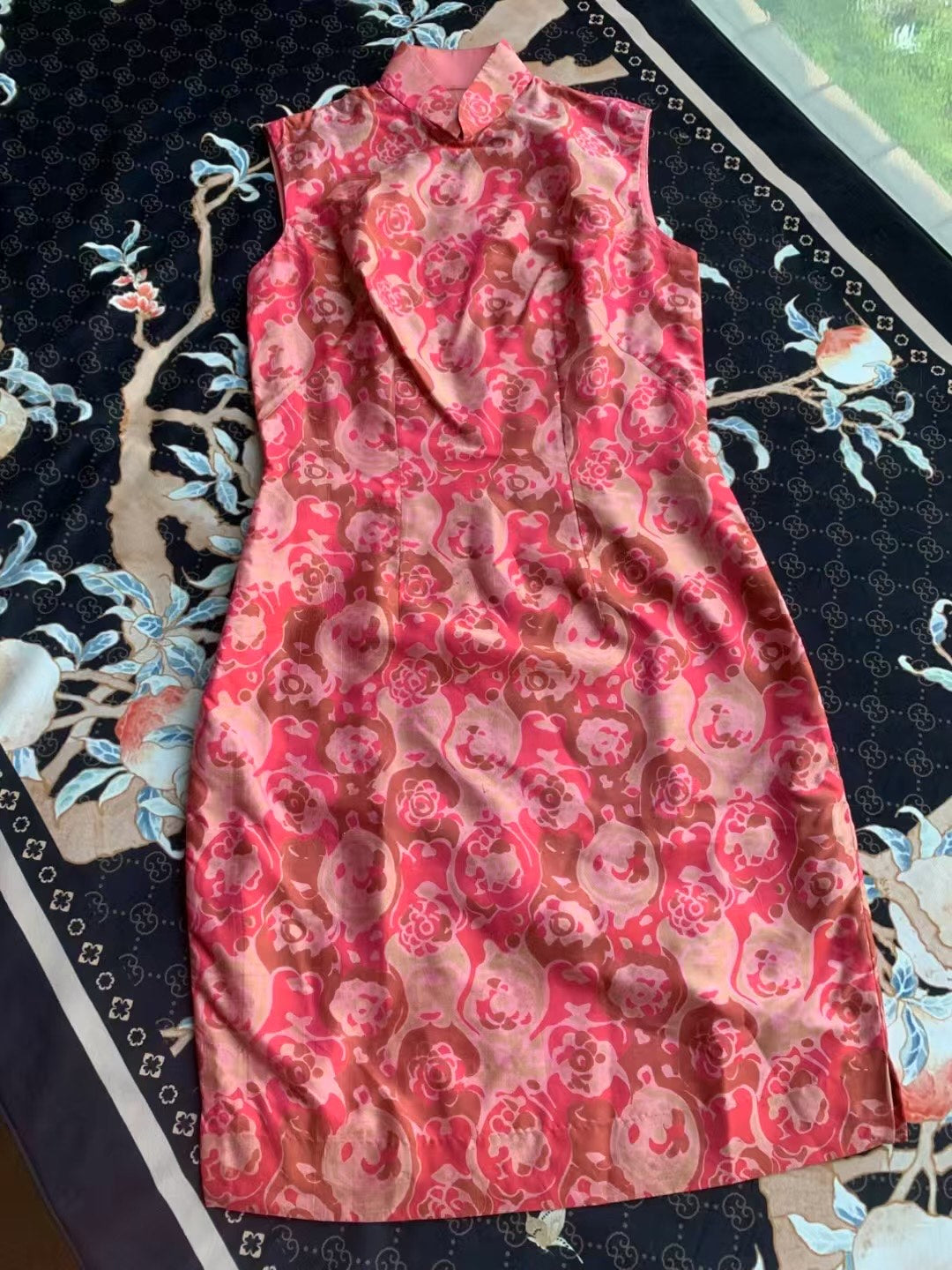 60年代 - 《盛夏光景·无袖抽象花卉印花短款旗袍》| 1960s - 《Summer Tableau·The Sleeveless Abstract Floral Print Cheongsam》