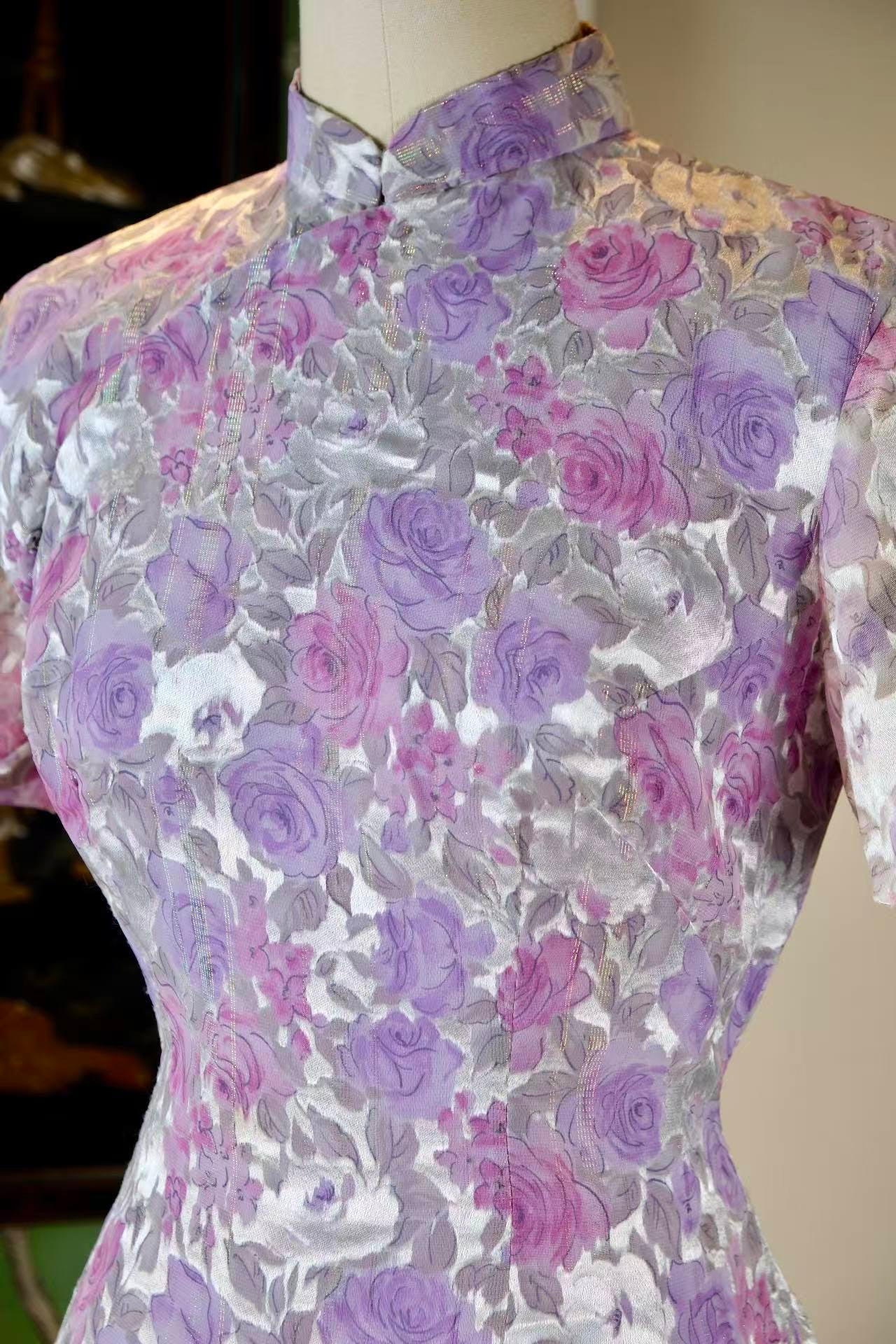 50年代 - 七彩织金玫瑰旗袍:一袭风华里的时代密码 | 1950s - The Rainbow Woven-Gold Rose Cheongsam: A Code of the Era Encapsulated in Elegance