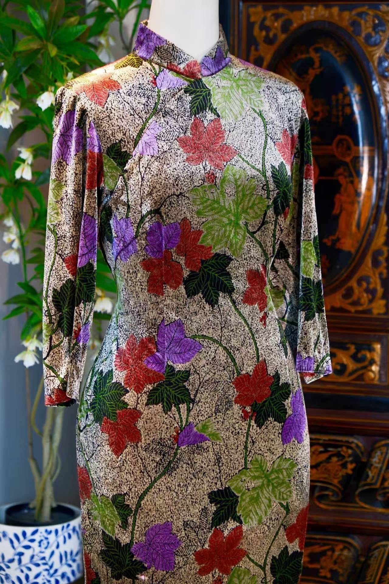 60年代 - 香港金产丝绒古董印花旗袍:叶影流年,织就风华 | 1960s - Leaves, Shadows, and the Flow of Time: A Vintage Hong Kong Gold Velvet Print Cheongsam