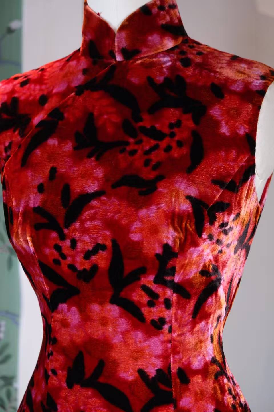 60年代 - 烬染朱华:台湾金丝绒印花旗袍的视觉诗学 | 1960s - The Cinder-Dyed Crimson Bloom: The Visual Poetics of a Vintage Taiwanese Velvet Print Cheongsam