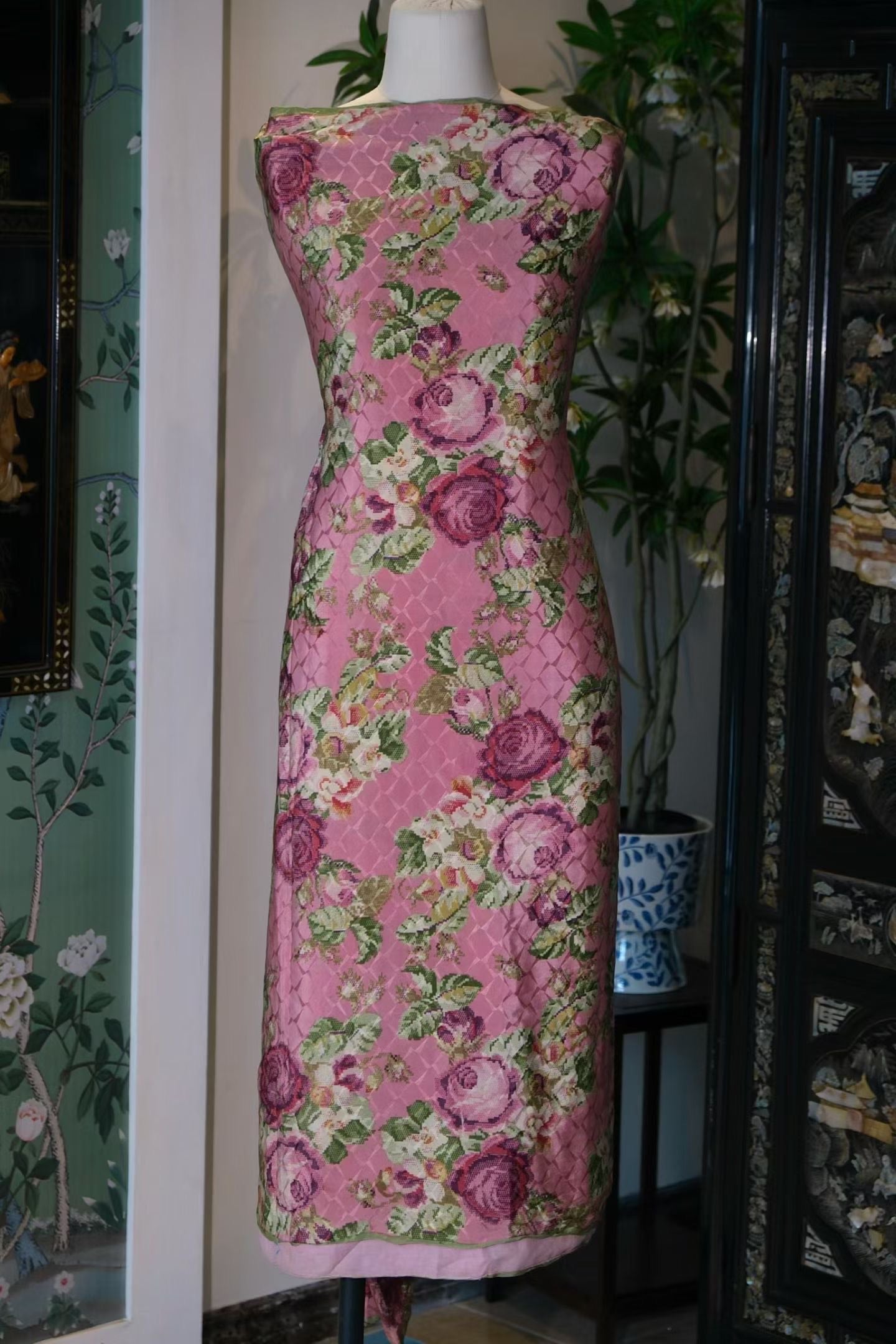 布料名 - 玫瑰格菱绸 / Fabric Name - Rose Trellis Jacquard Silk