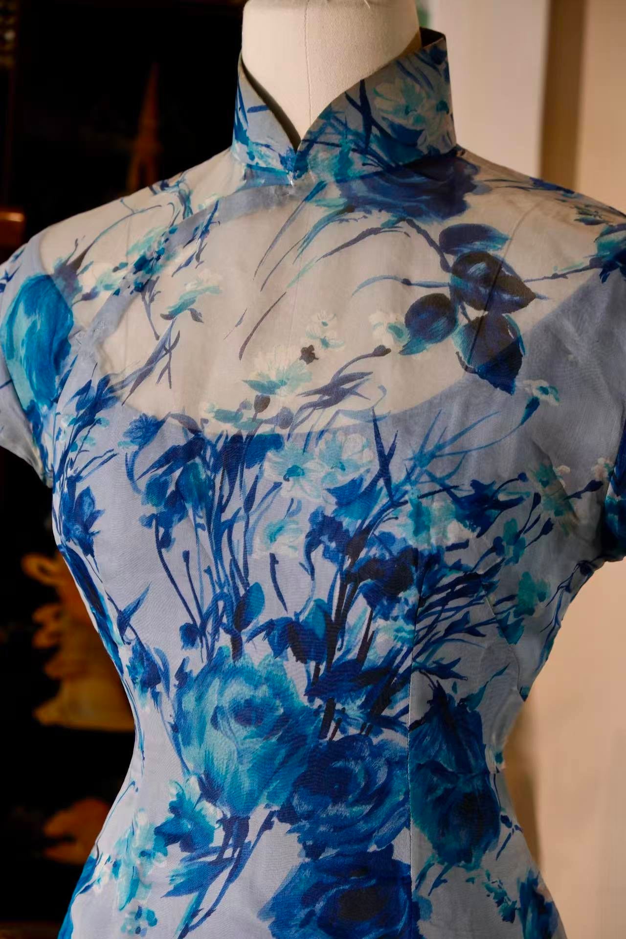 50 年代 - 蓝墨写意·五十年代天水碧薄纱挖袖蓝玫瑰旗袍 | 1950s - Blue Ink Poetics: 1950s Sky-Water Blue Organza Cheongsam with Cutout Sleeves and Blue Roses