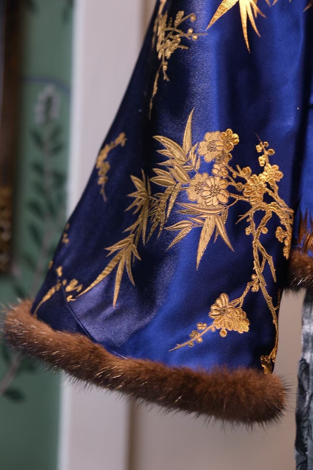 客订结缘 - 【皇家冬狩】夜蓝金绣:貂毛立领真丝短袄——竹梅报春图 | Customized Design - "Royal Winter Hunt" Midnight Blue & Gold Embroidery: Mink-Trimmed Silk Jacket – Bamboo & Plum Blossom Motif