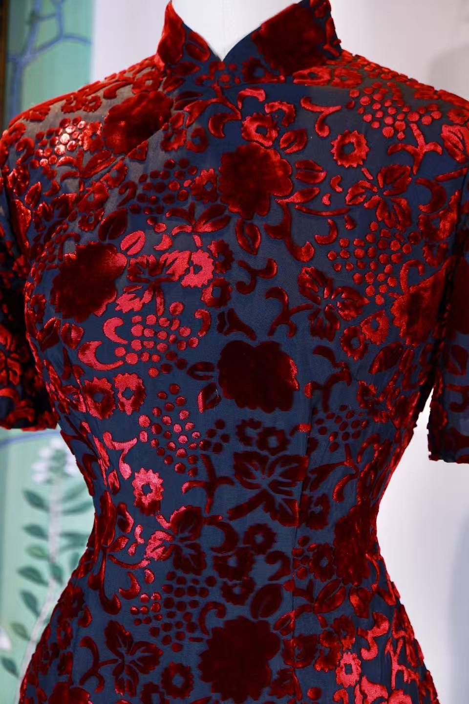 60年代 - 绛红诗学·六十年代台湾产黑底烧花丝绒渐变缠枝花卉古董旗袍 | 1960s - Crimson Poetics: A 1960s Taiwan Vintage Burnout Velvet Cheongsam with Gradient Scrolling Florals on Black